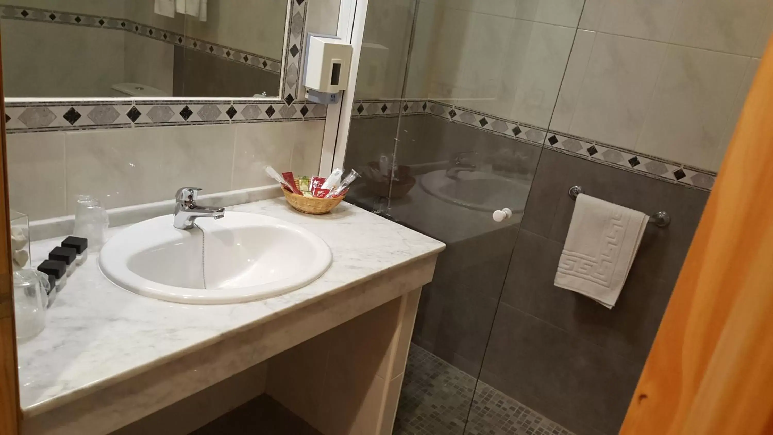 Bathroom in Hotel Torre De Los Guzmanes