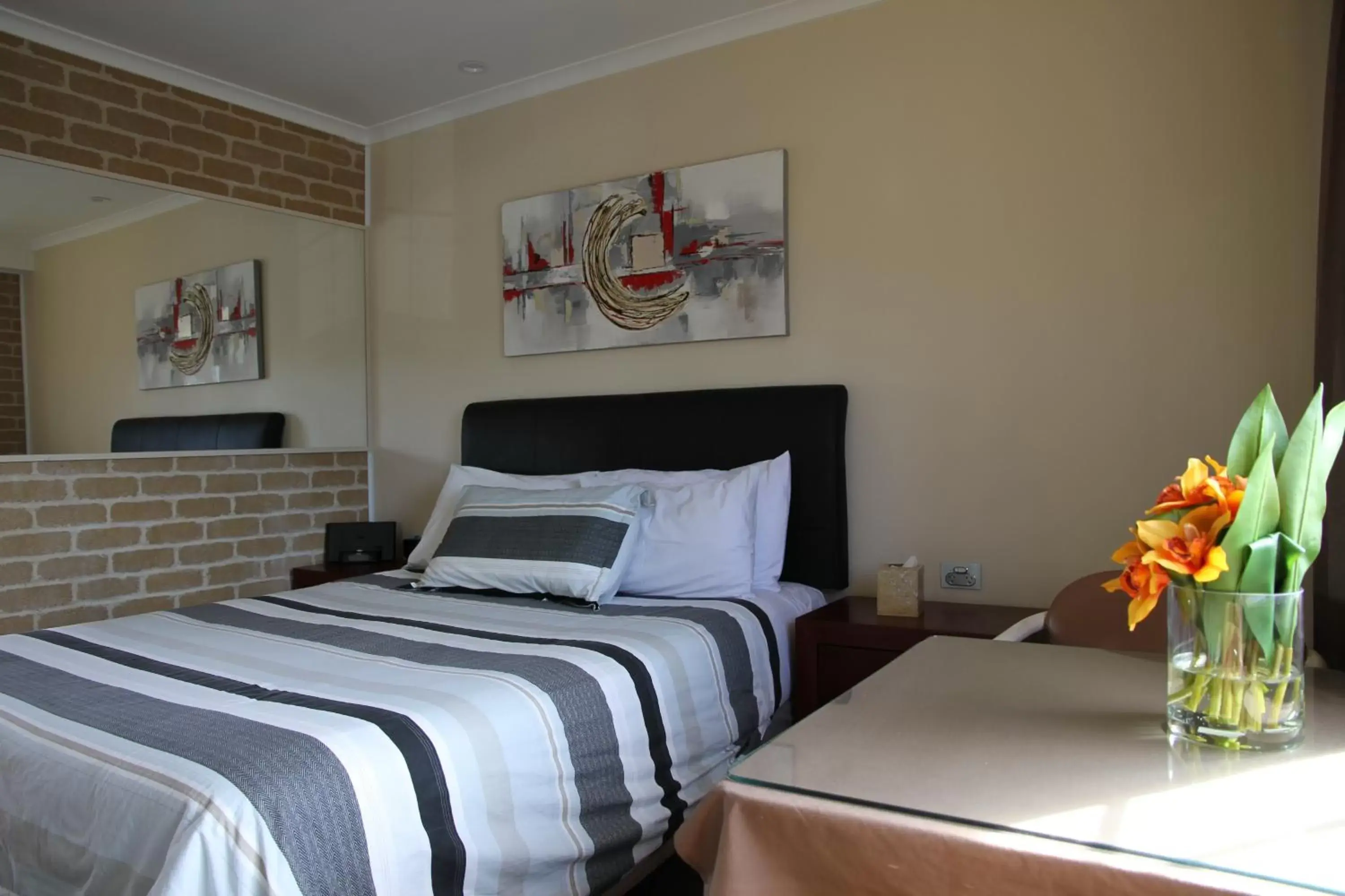 Breakfast, Bed in Grand Manor Motor Inn Breakfast, Bed in Grand Manor Motor Inn