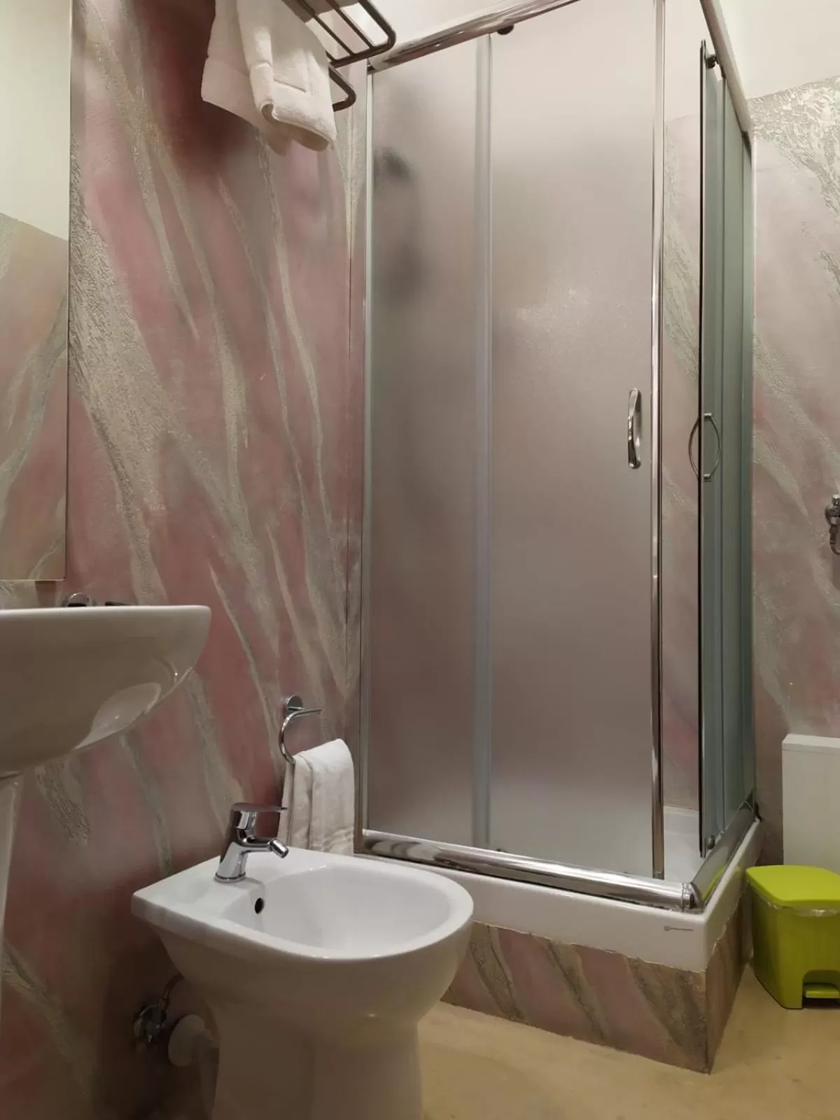 Shower in Moonlight Hotel&Suites