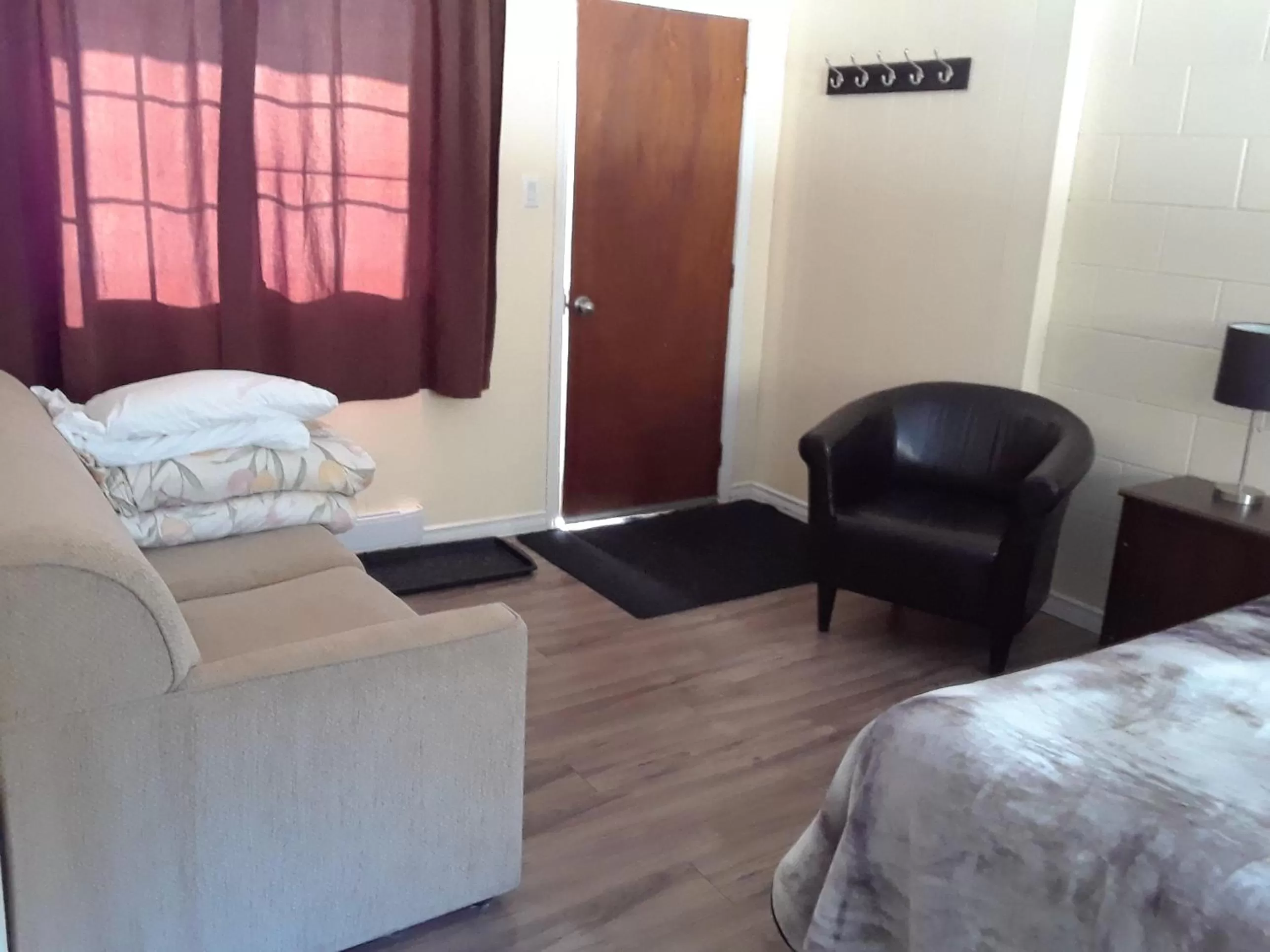 Bed in Mountain View Motel