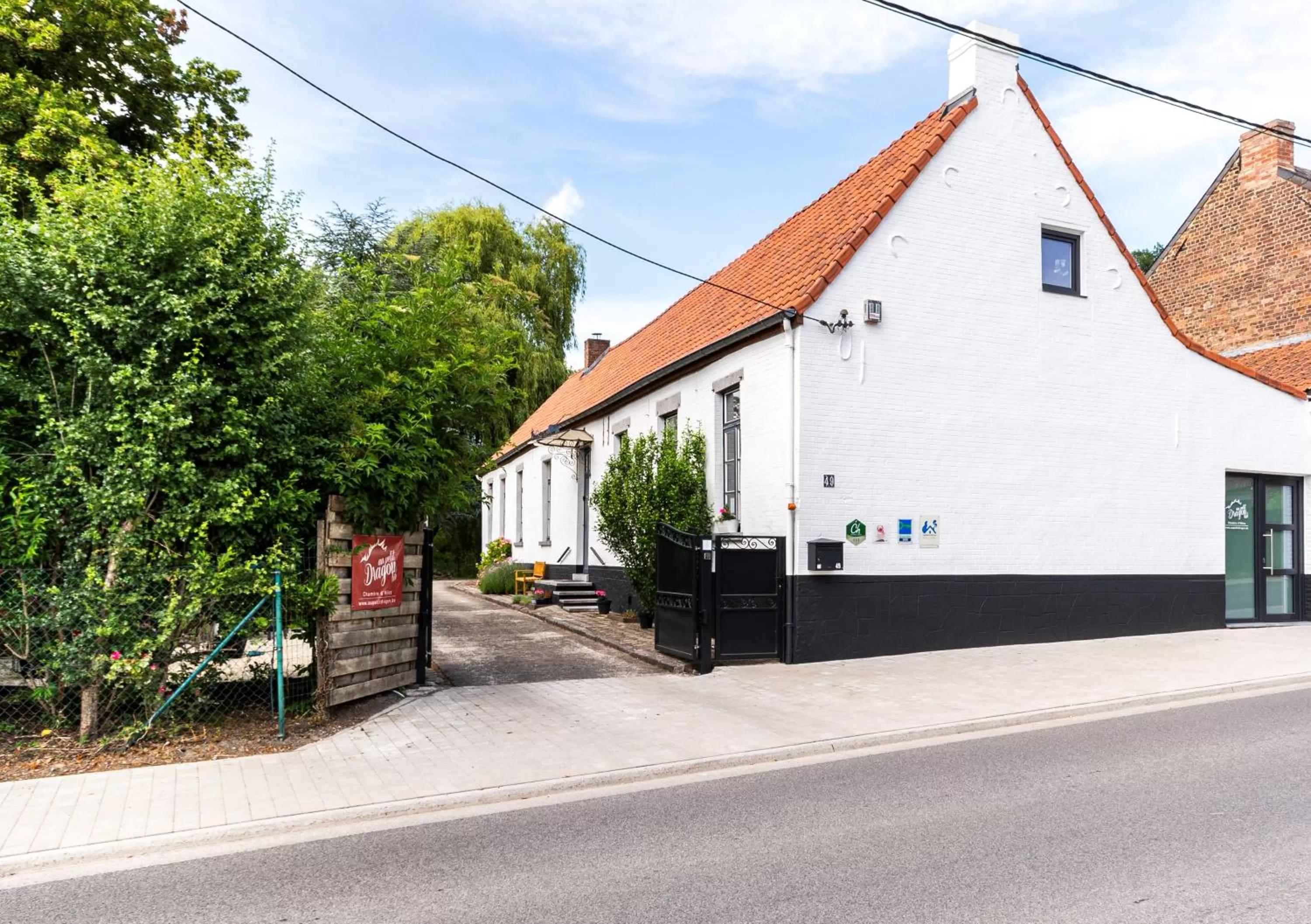 Property building in Au Petit Dragon