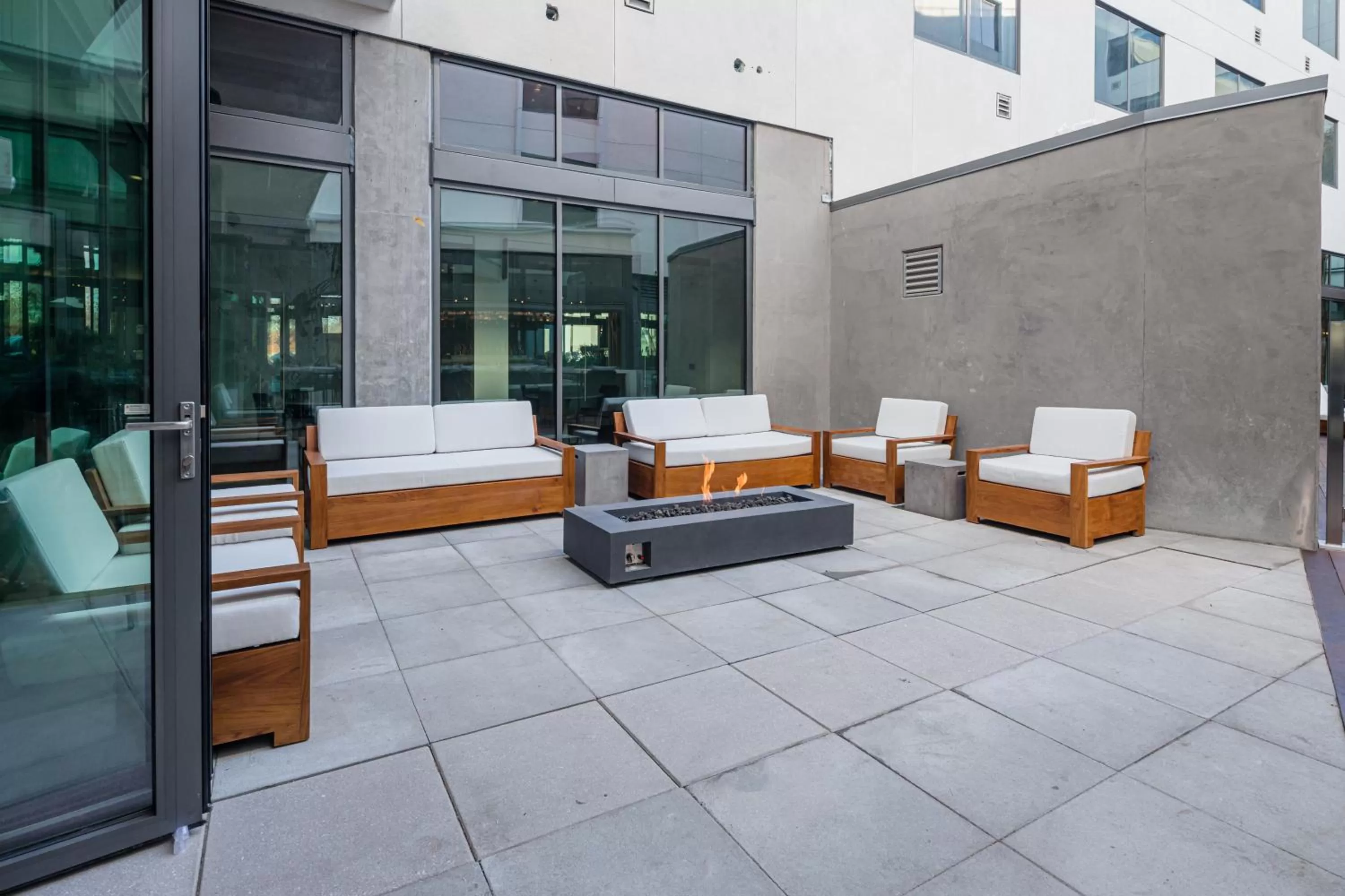 Patio in Shashi Hotel Mountain View Palo Alto