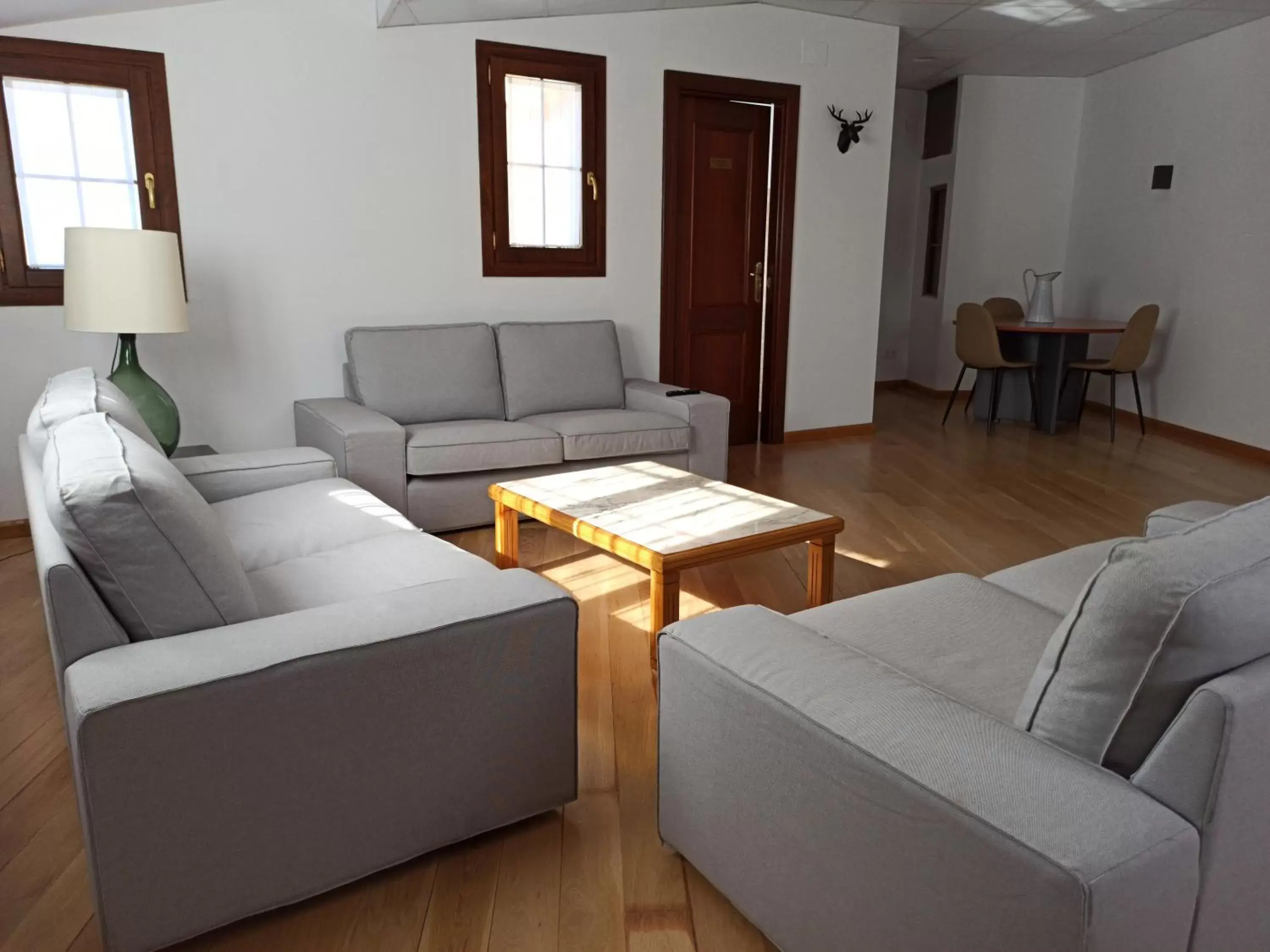 Communal lounge/ TV room, Seating Area in Hotel Cervaria