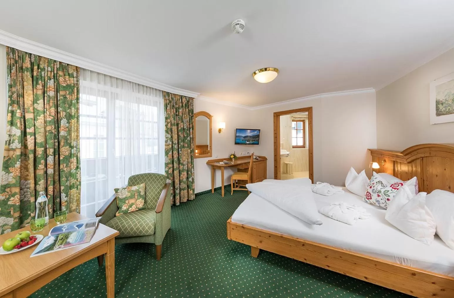 Photo of the whole room, Bed in Hotel zum Hirschen Zell am See