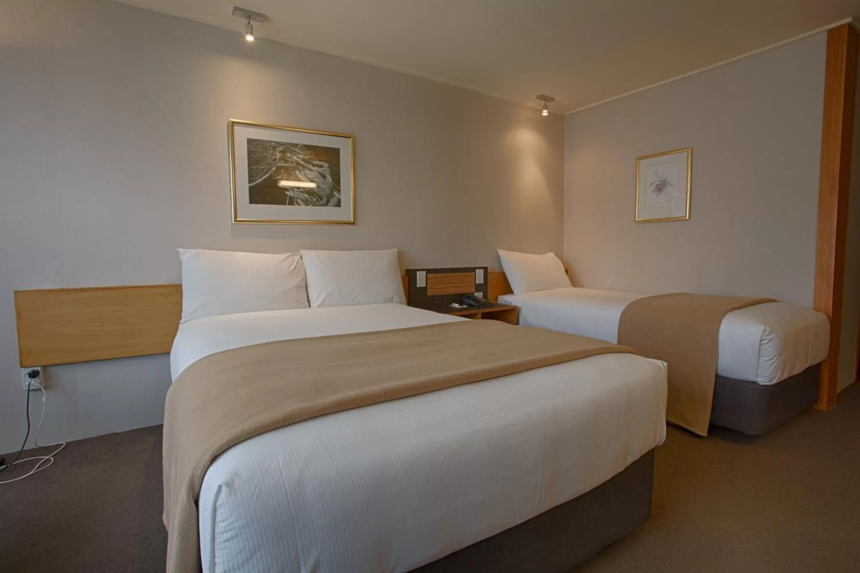 Bed in Kingsgate Hotel Te Anau