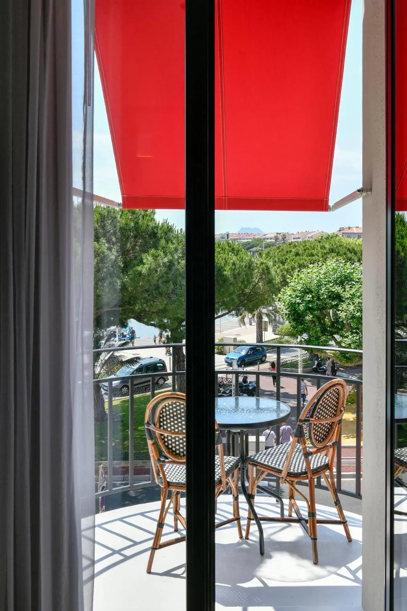 Shower, Balcony/Terrace in Hôtel le Touring