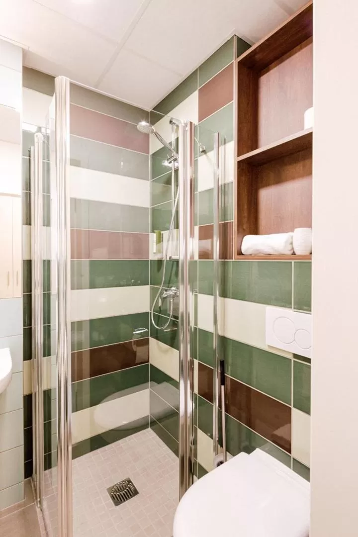 Bathroom, Bed in Hotel am Zoo