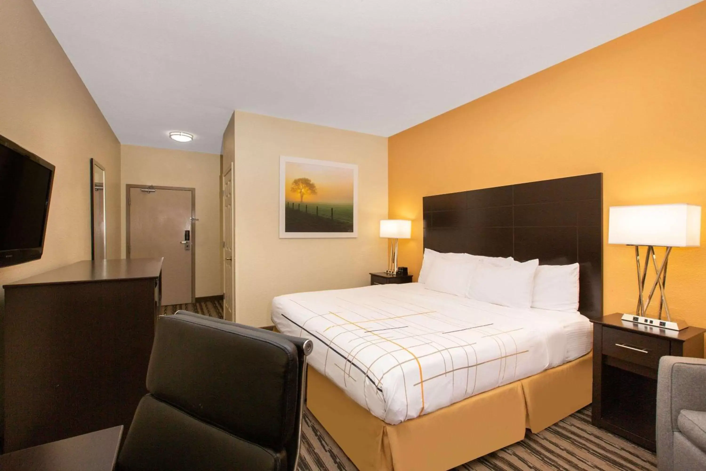 Photo of the whole room, Bed in La Quinta Inn by Wyndham Lincoln