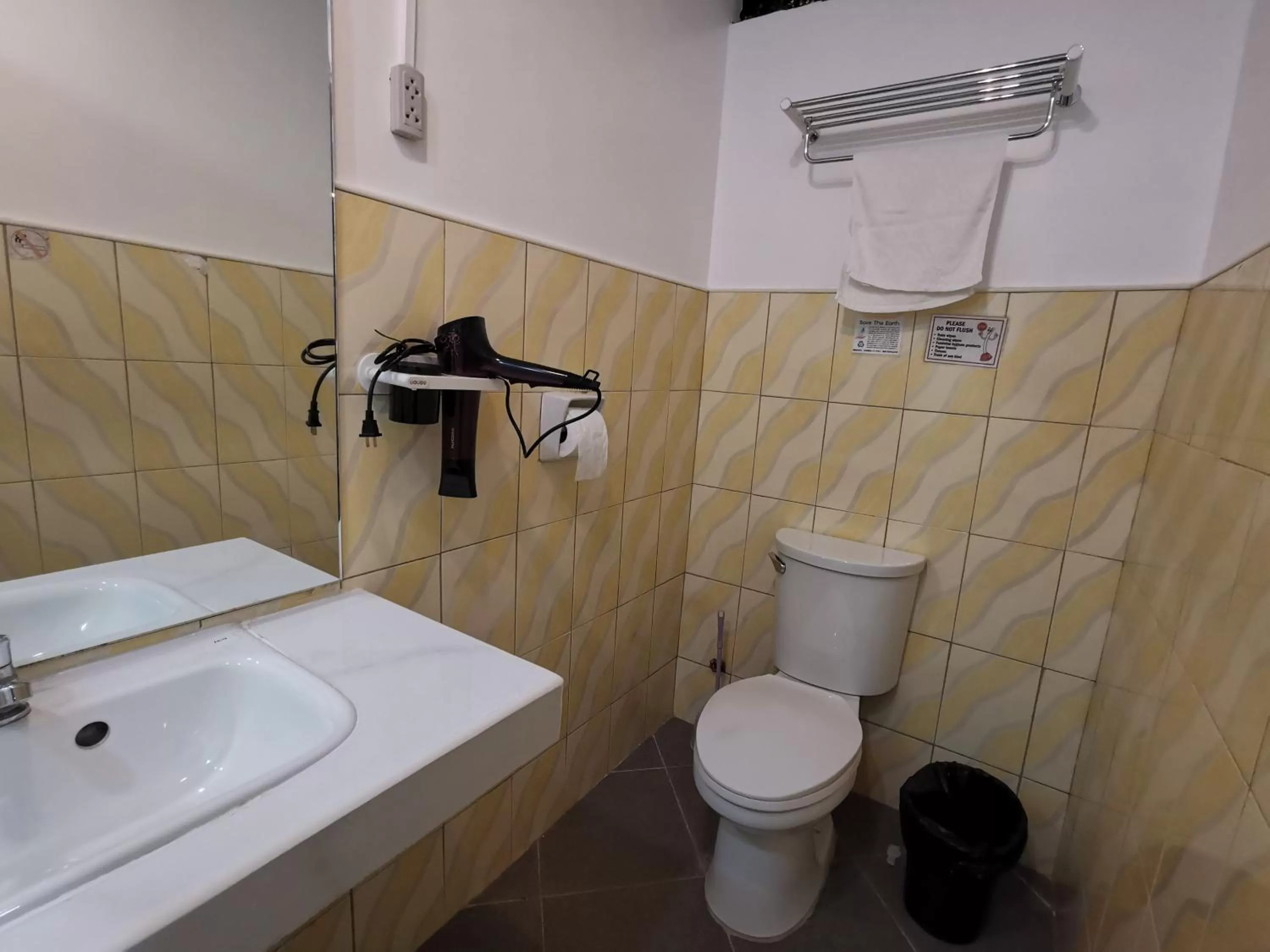 Bathroom in Pescadores Suites Moalboal