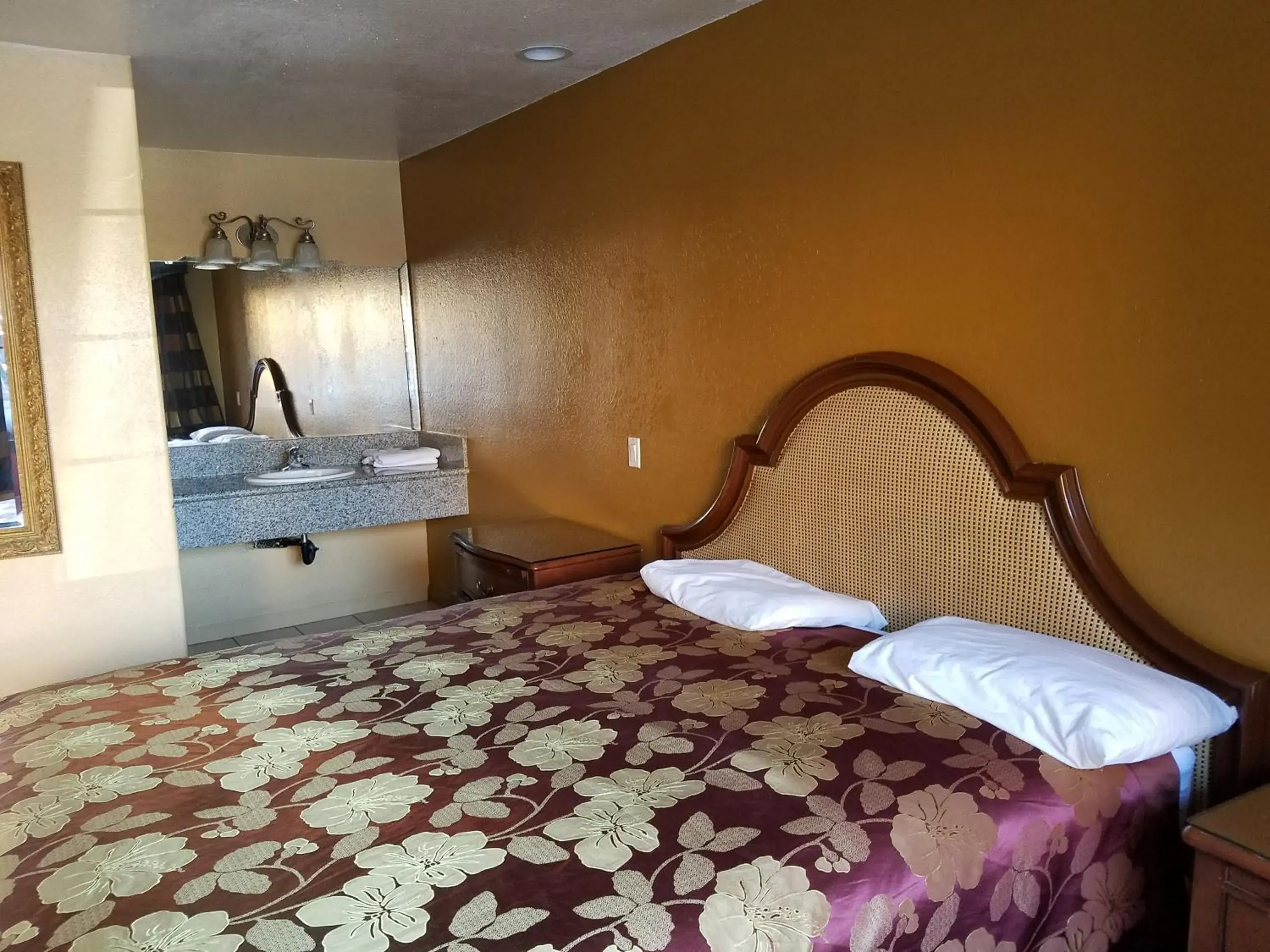Bed, Room Photo in Central Inn Motel