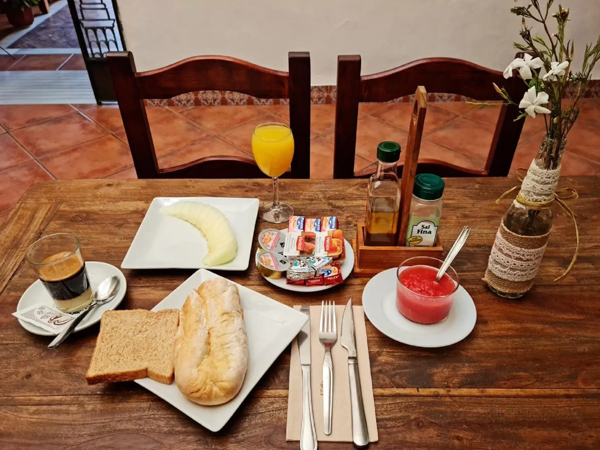 Lounge or bar, Breakfast in Hotel Plateros