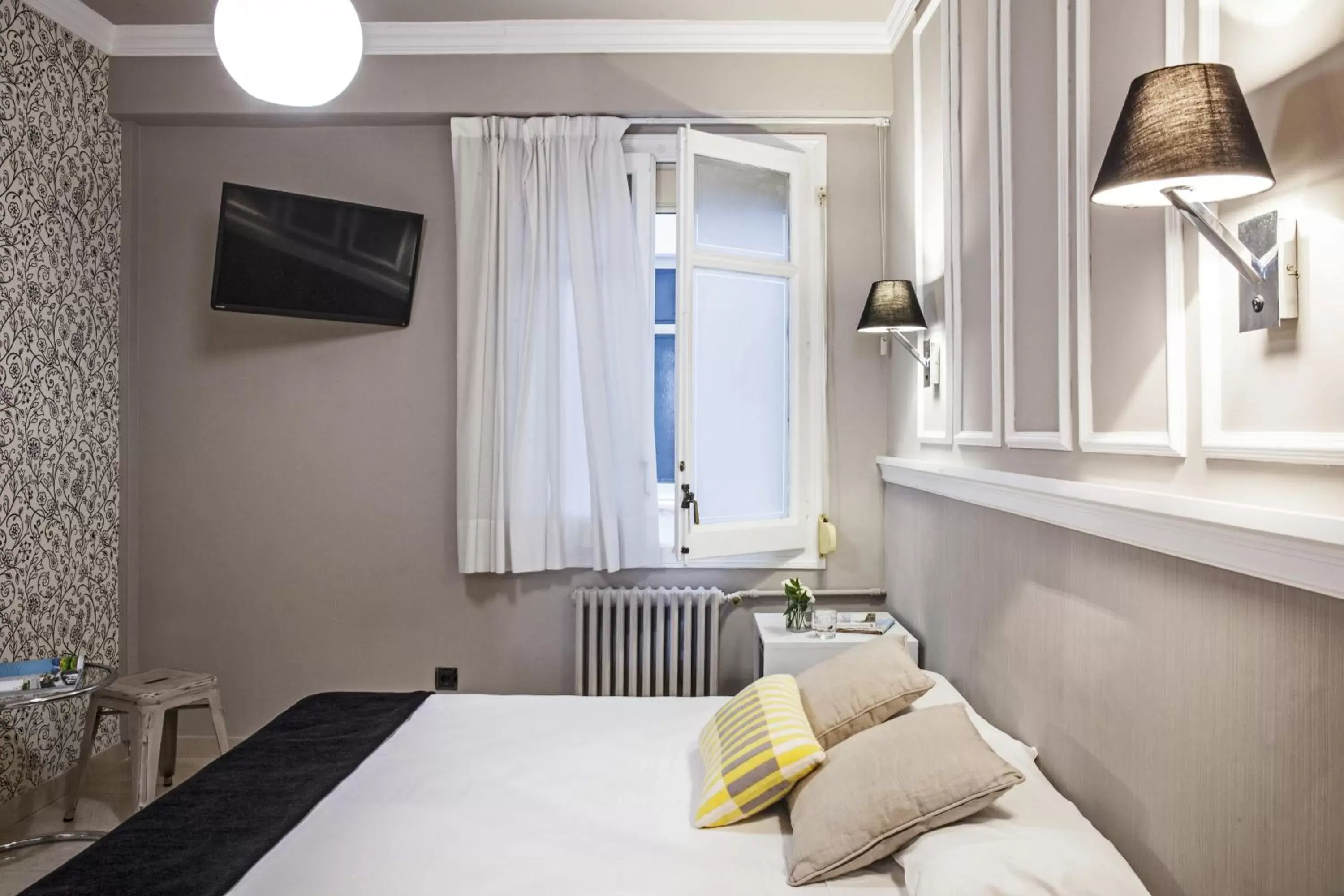 Photo of the whole room, Bed in AinB B&B Eixample-Muntaner