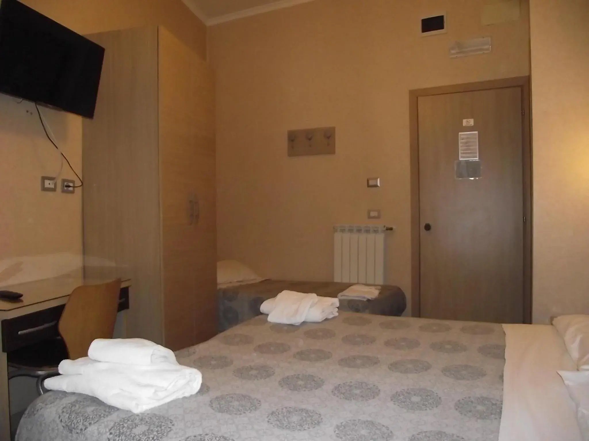 Photo of the whole room, Bed in Hotel Elide