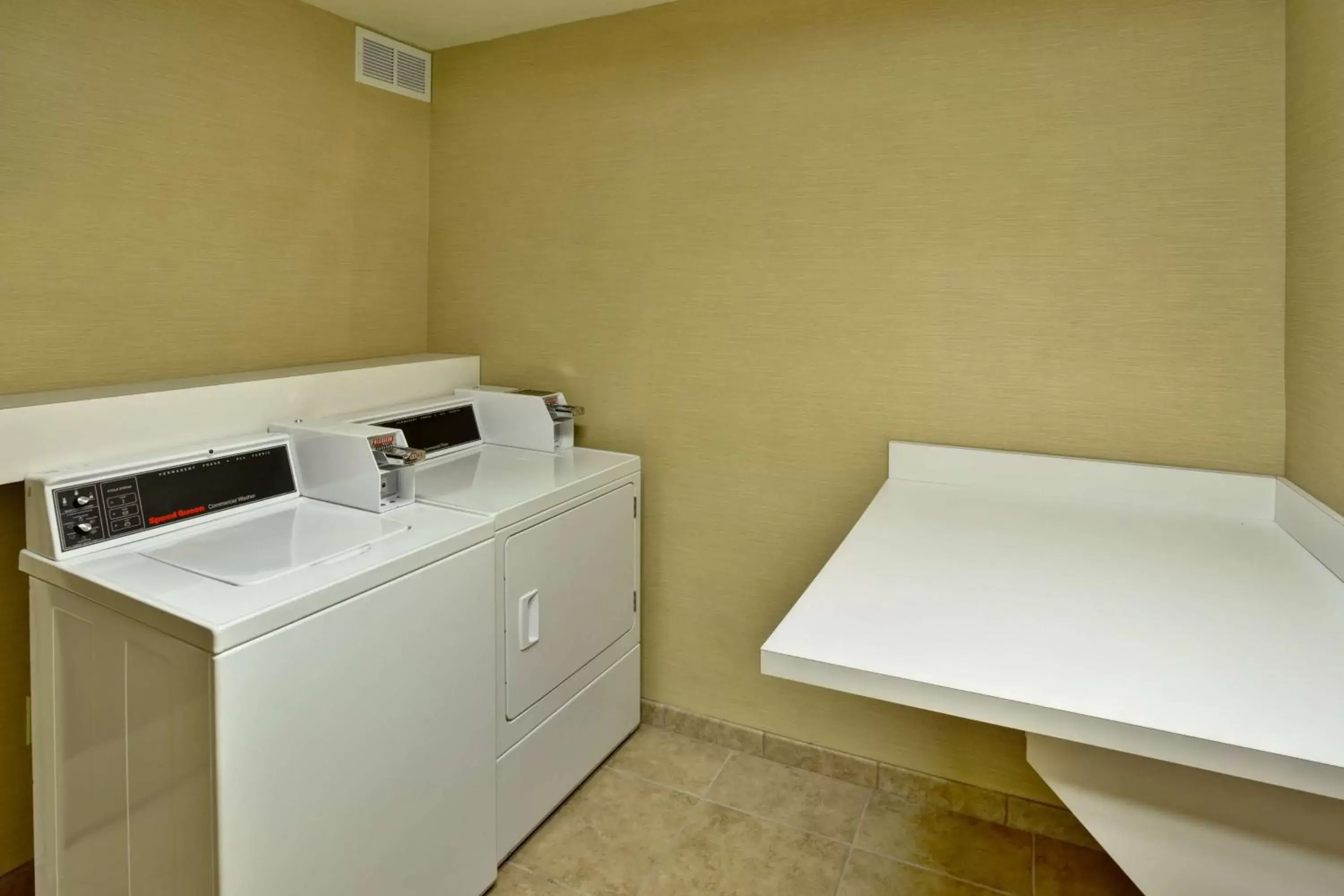 Property building, Kitchen/Kitchenette in Hampton Inn Ft Wayne