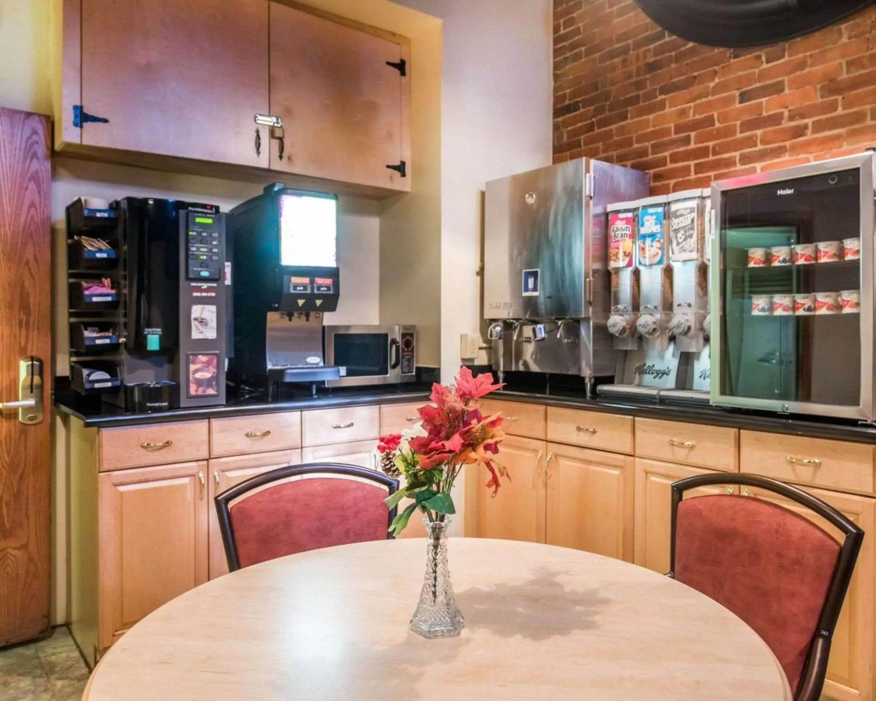 Restaurant/places to eat, Kitchen/Kitchenette in Econo Lodge Manchester