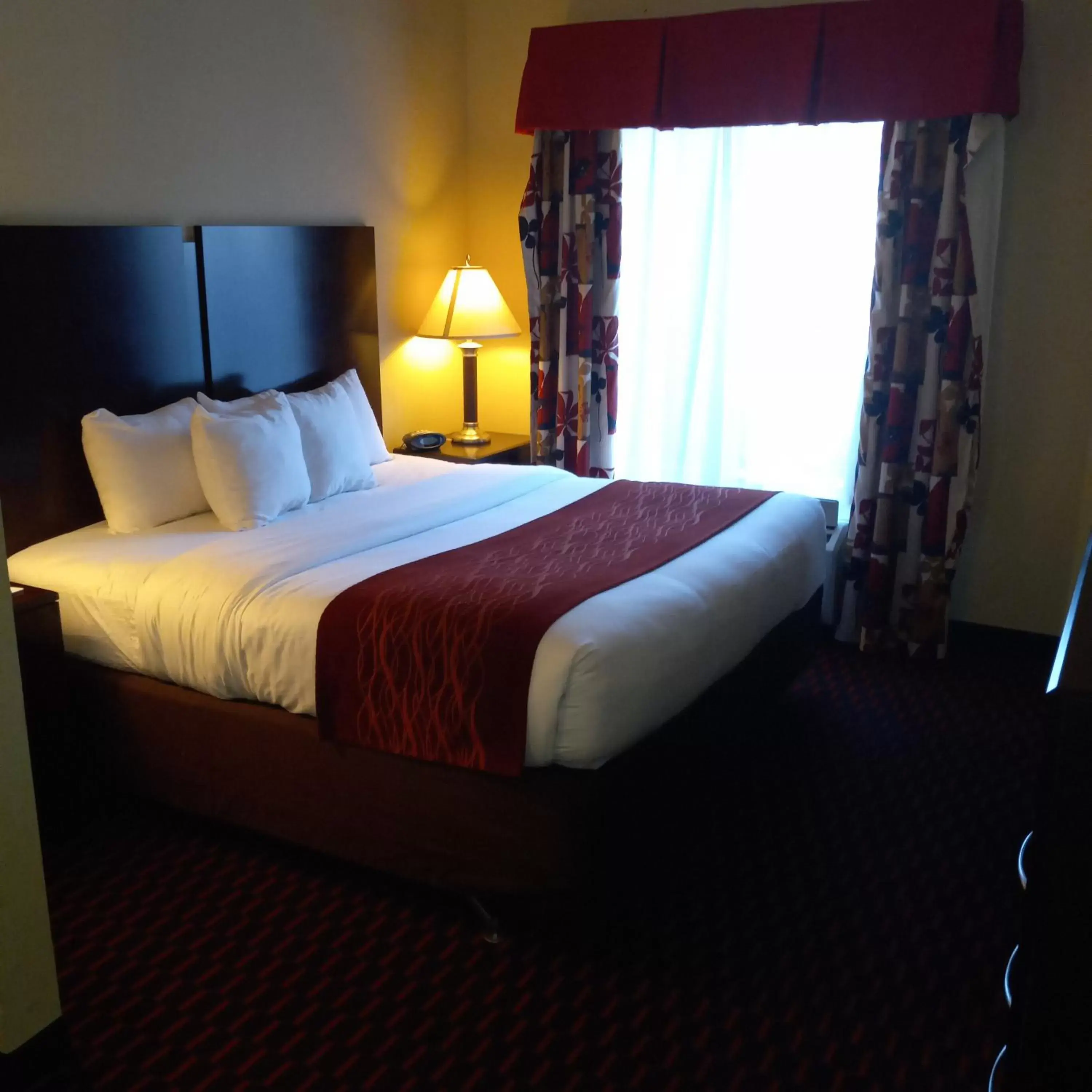 Bed in Comfort Inn & Suites Tunkhannock