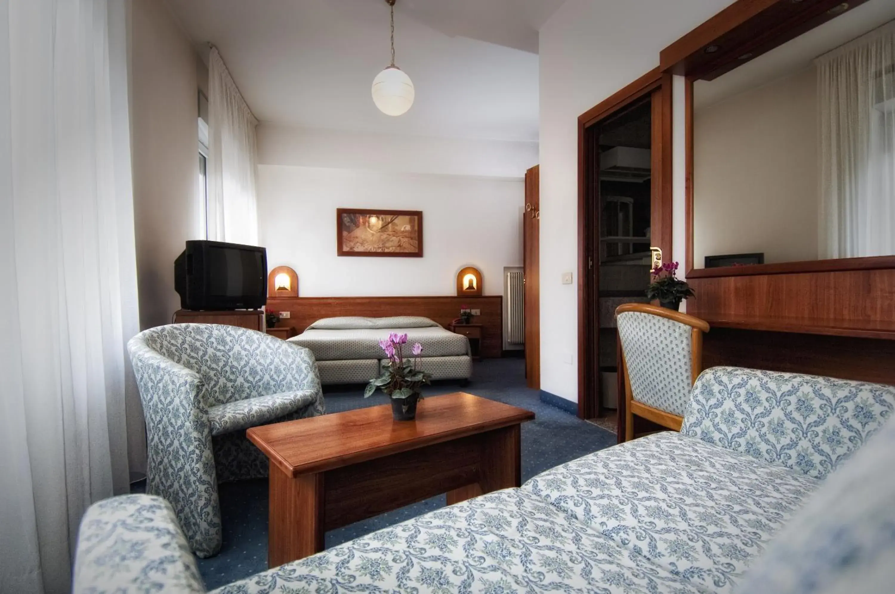 Living room, Bed in Hotel Everest