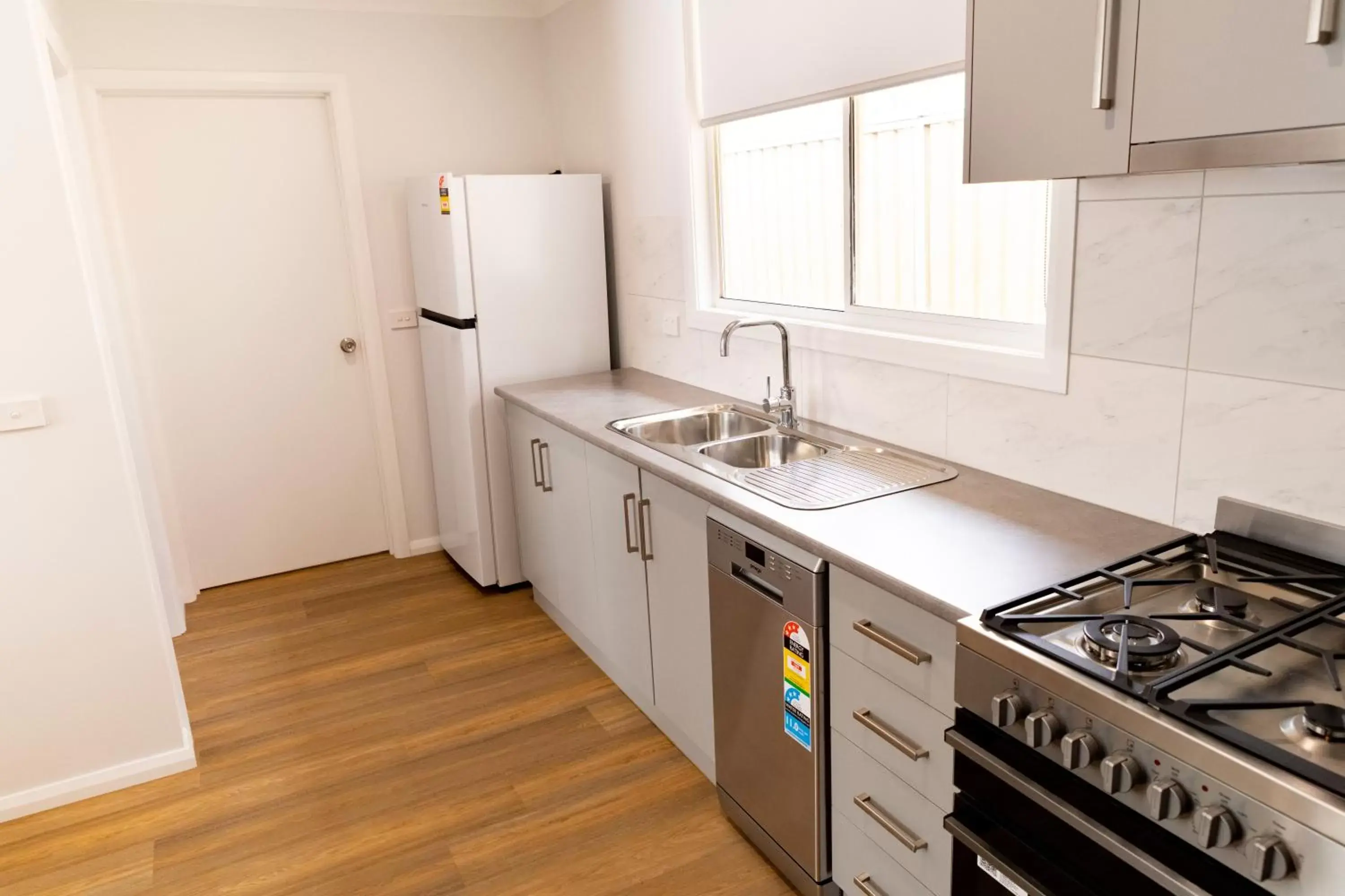 dishwasher, Kitchen/Kitchenette in Econo Lodge Mildura