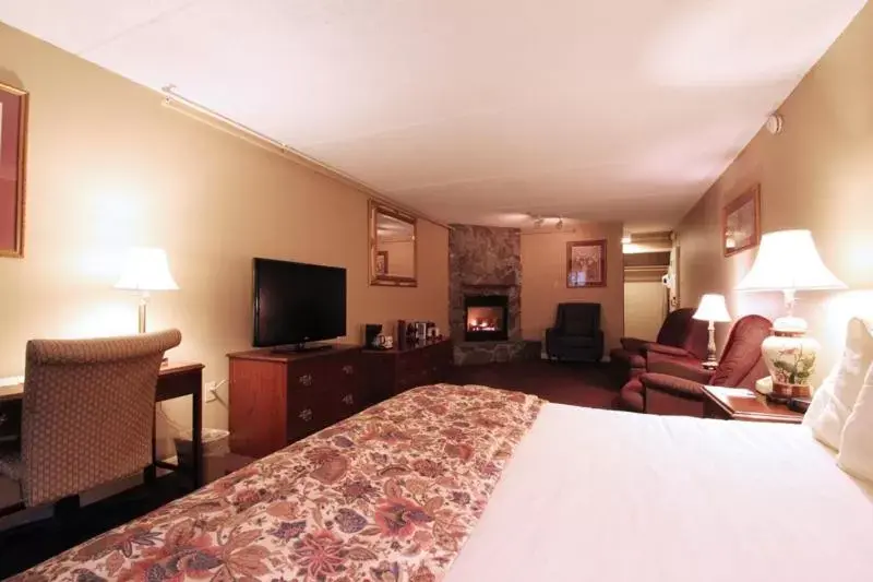 Photo of the whole room, TV/Entertainment Center in Fireside Inn & Suites West Lebanon
