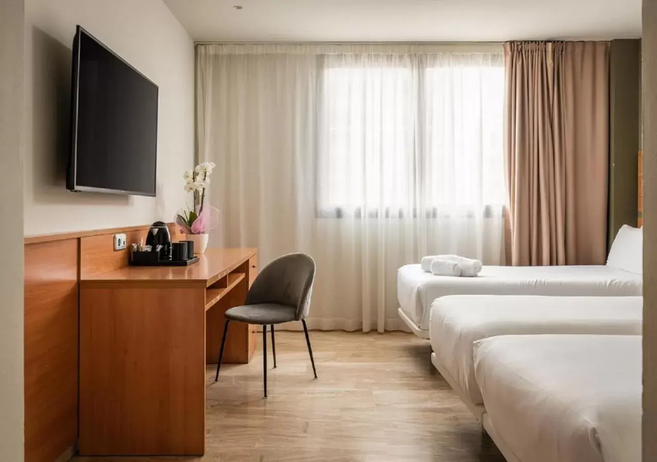 Bedroom, TV/Entertainment Center in Hotel SB Express Tarragona