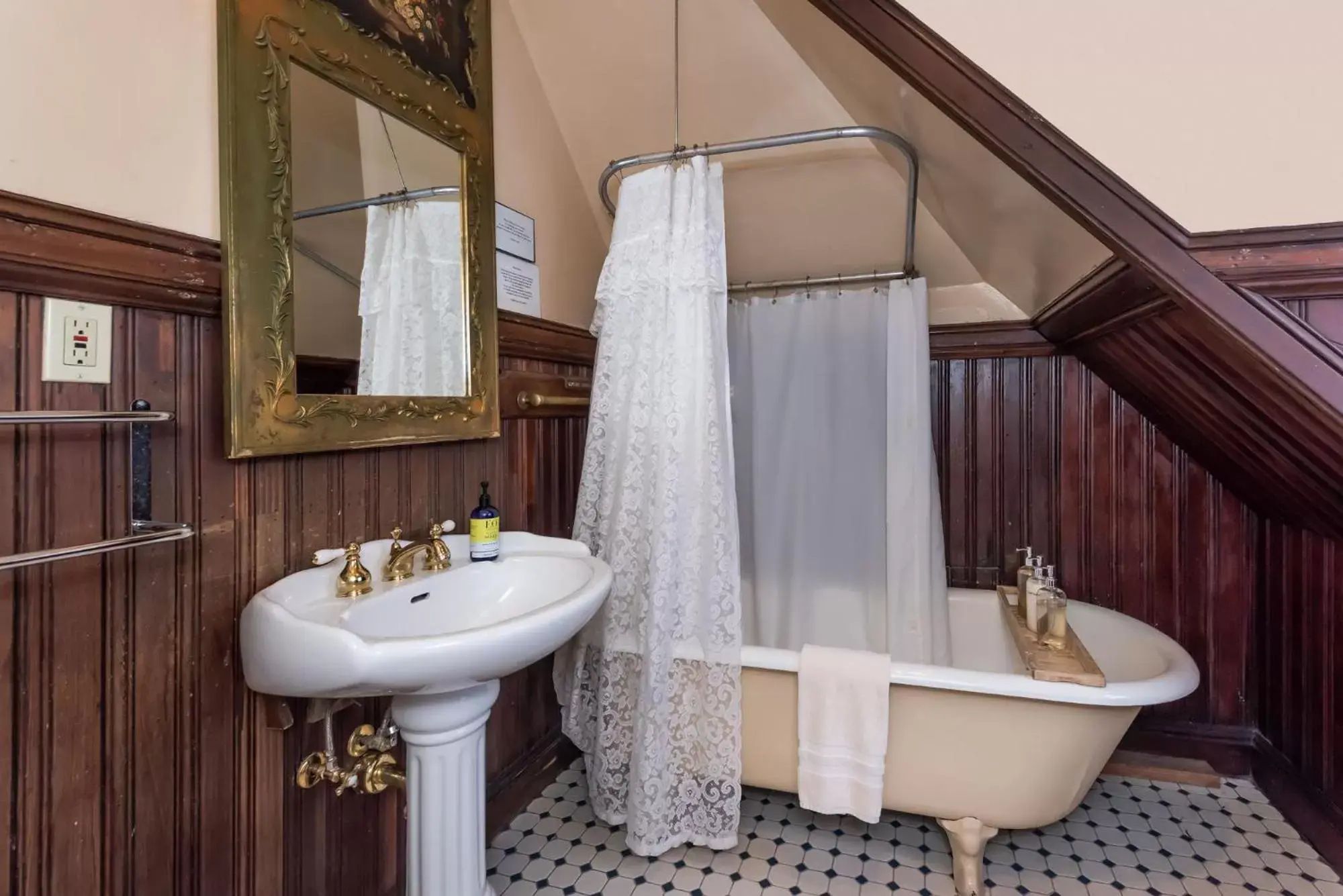 Bathroom in Chateau Tivoli Bed and Breakfast