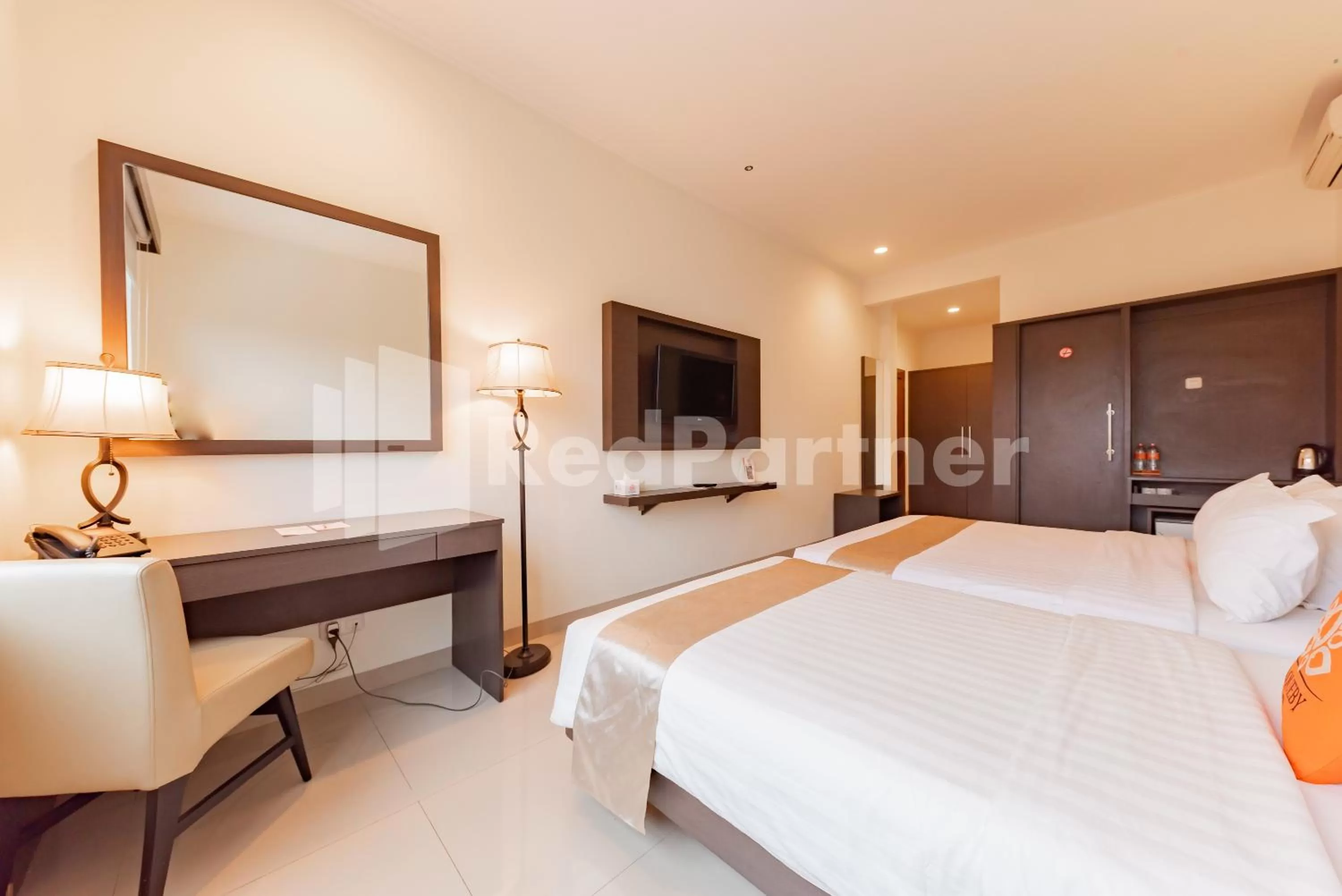 Bedroom, Bed in Alqueby Hotel near Kiara Artha Park & Trans Studio Mall Mitra RedDoorz