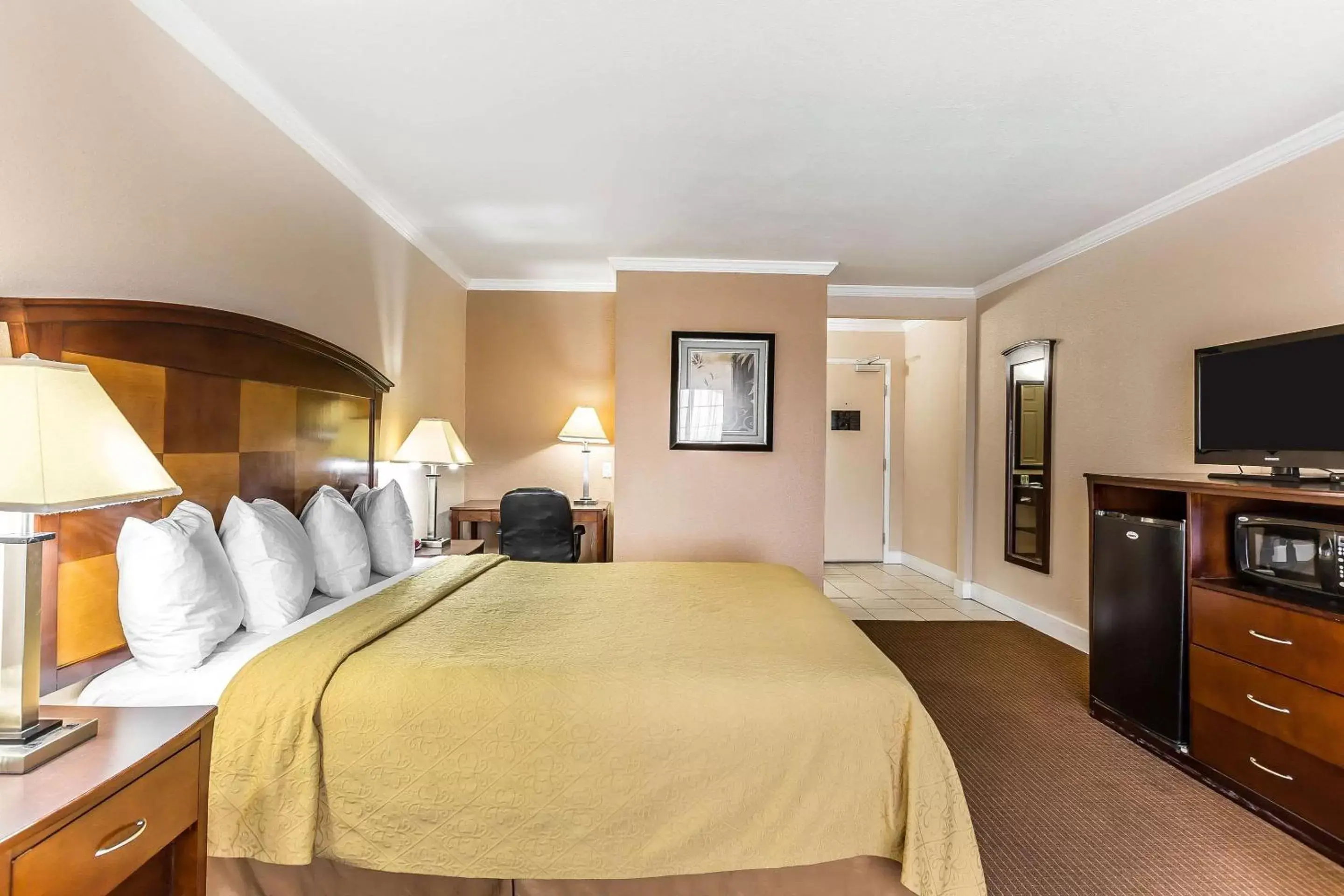 Photo of the whole room, Bed in Quality Inn near Hearst Castle