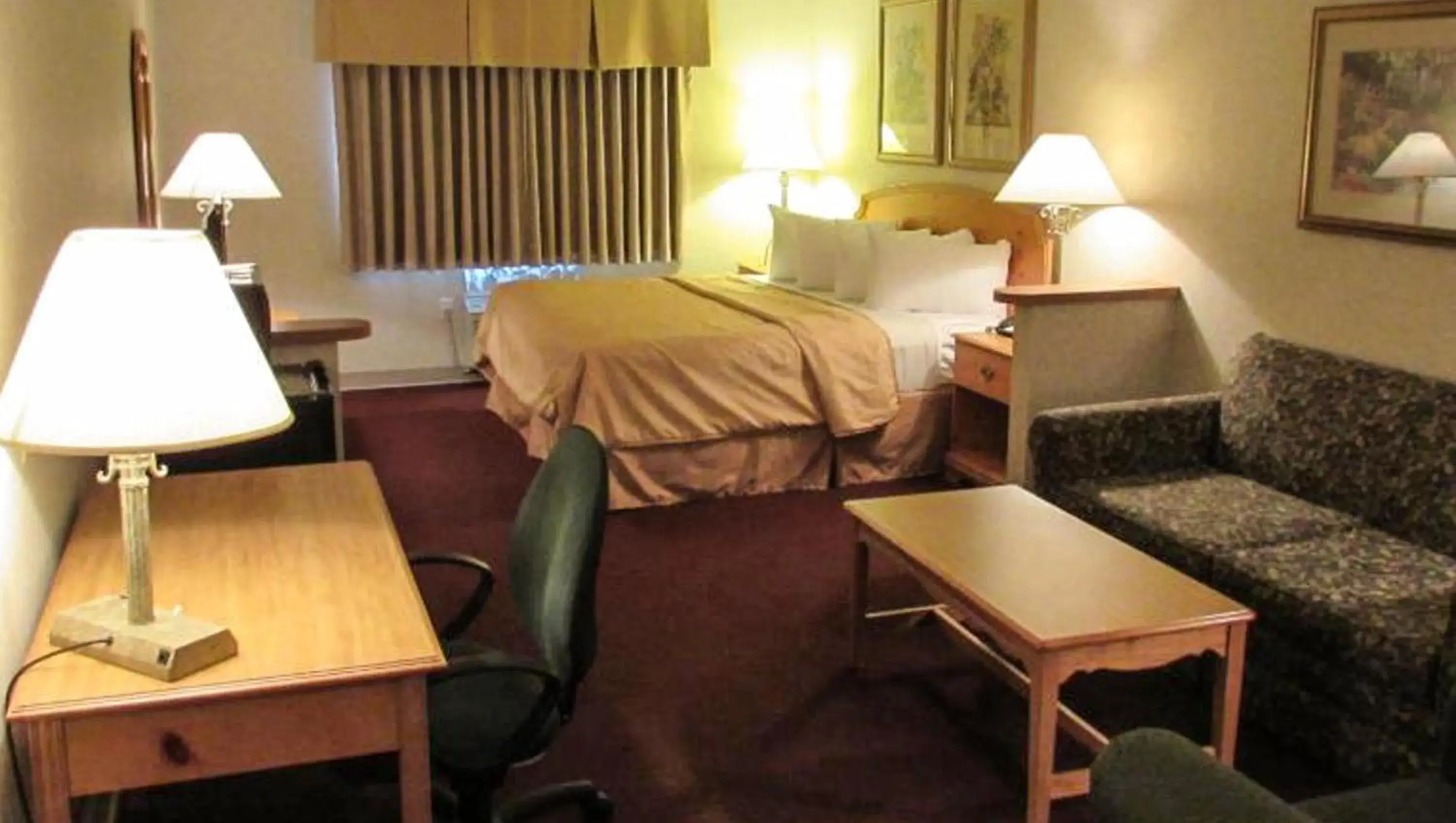 Bedroom in Magnuson Grand Pioneer Inn And Suites