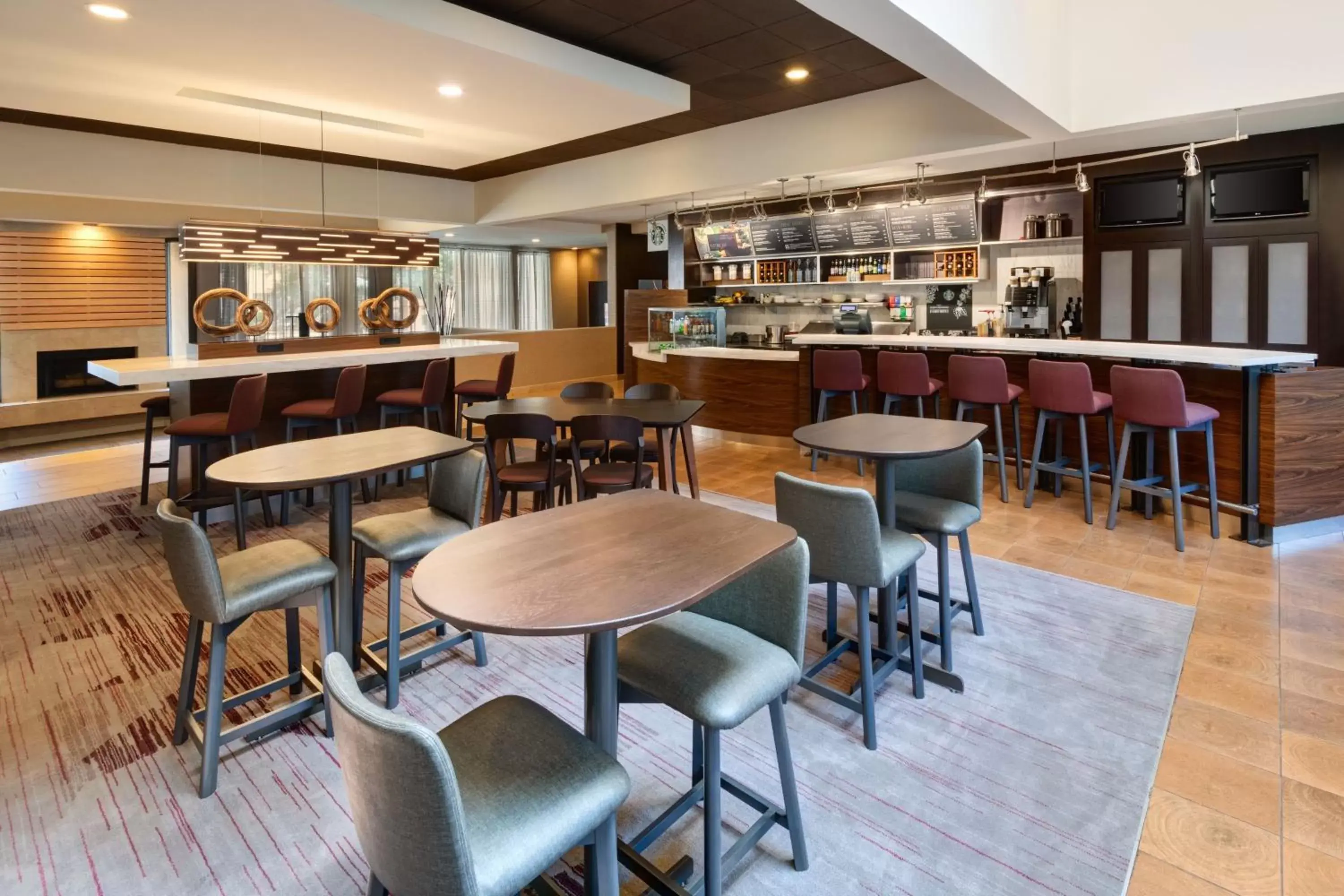 Restaurant/places to eat, Lounge/Bar in Courtyard by Marriott Atlanta Executive Park/Emory