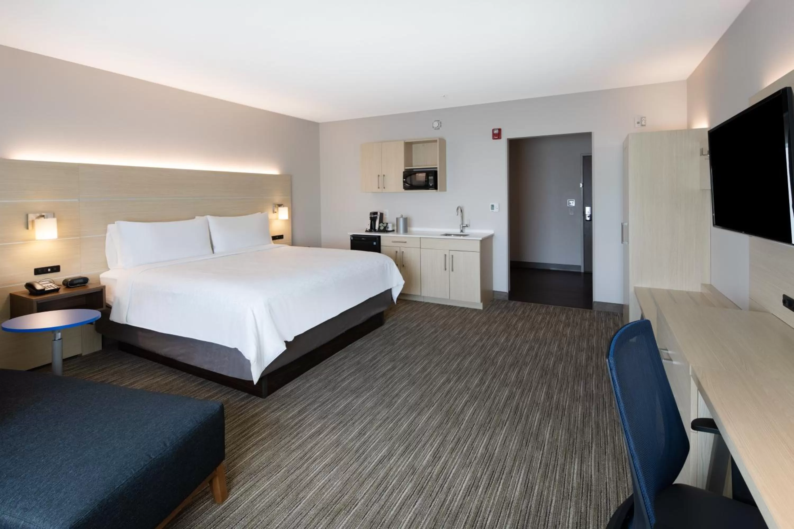 Photo of the whole room, Bed in Holiday Inn Express & Suites Ft Myers Beach-Sanibel Gateway by IHG