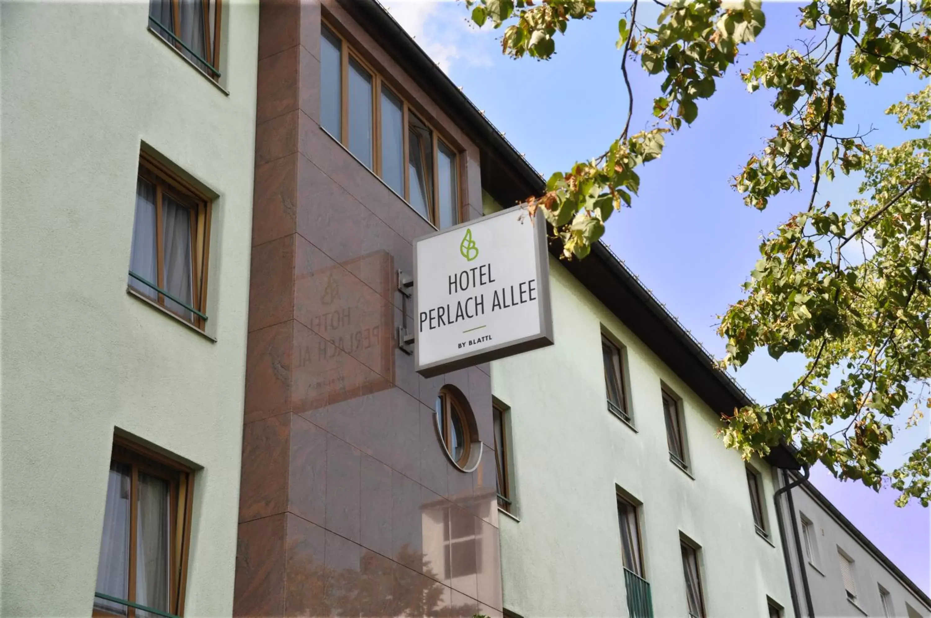 Facade/entrance, Property Building in Hotel Perlach Allee by Blattl