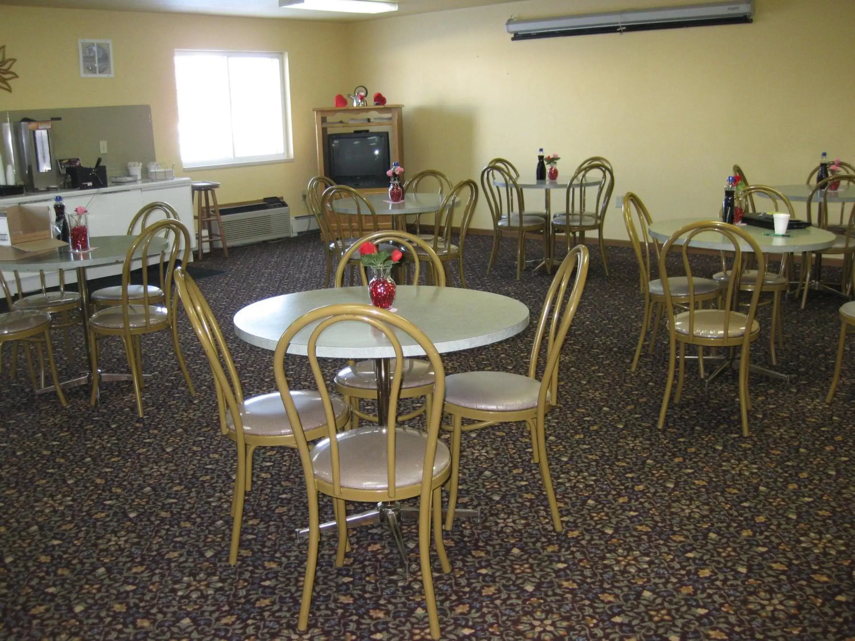 Dining area, Restaurant/Places to Eat in Super 8 by Wyndham Escanaba