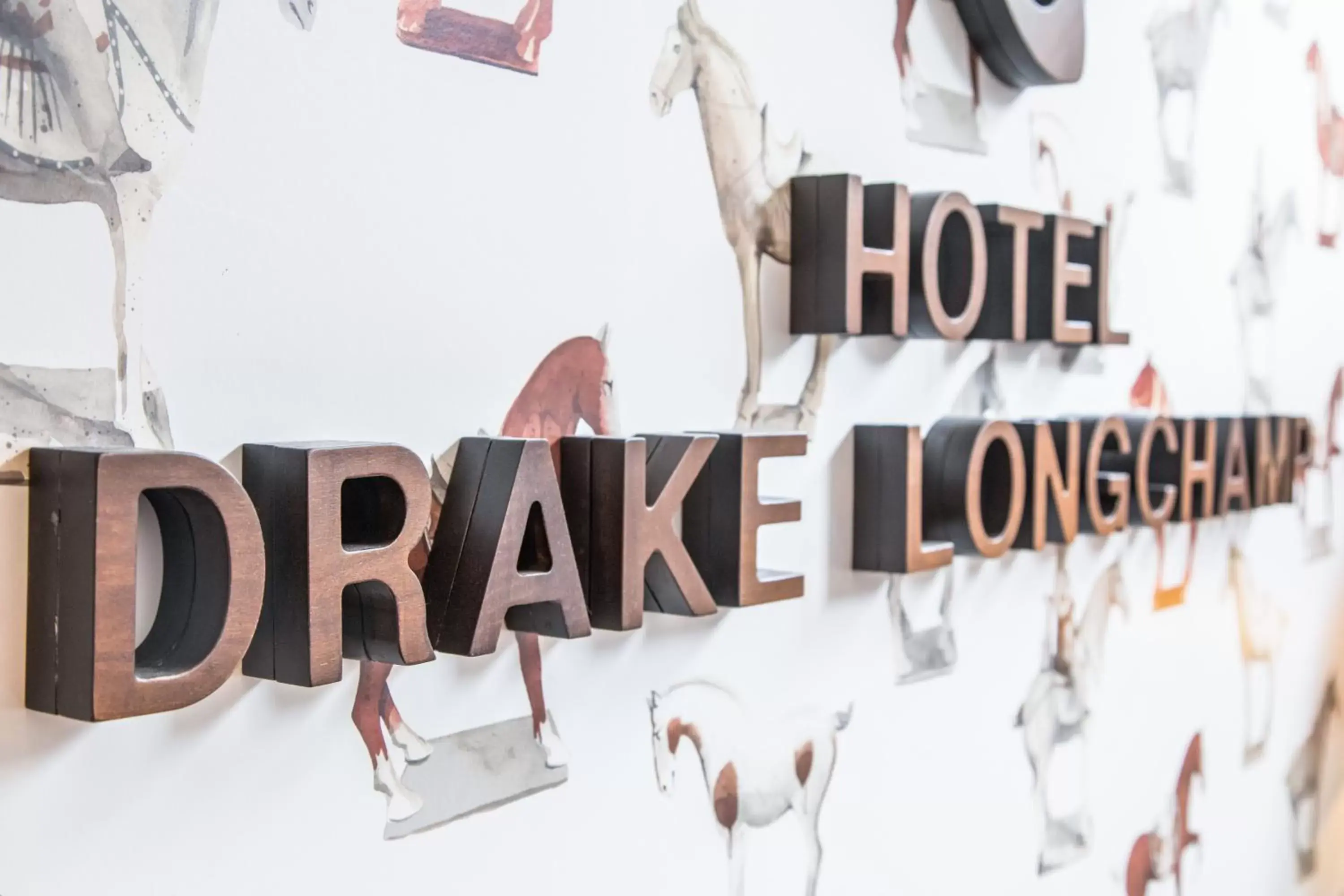 Lobby or reception, Property Logo/Sign in Drake Longchamp