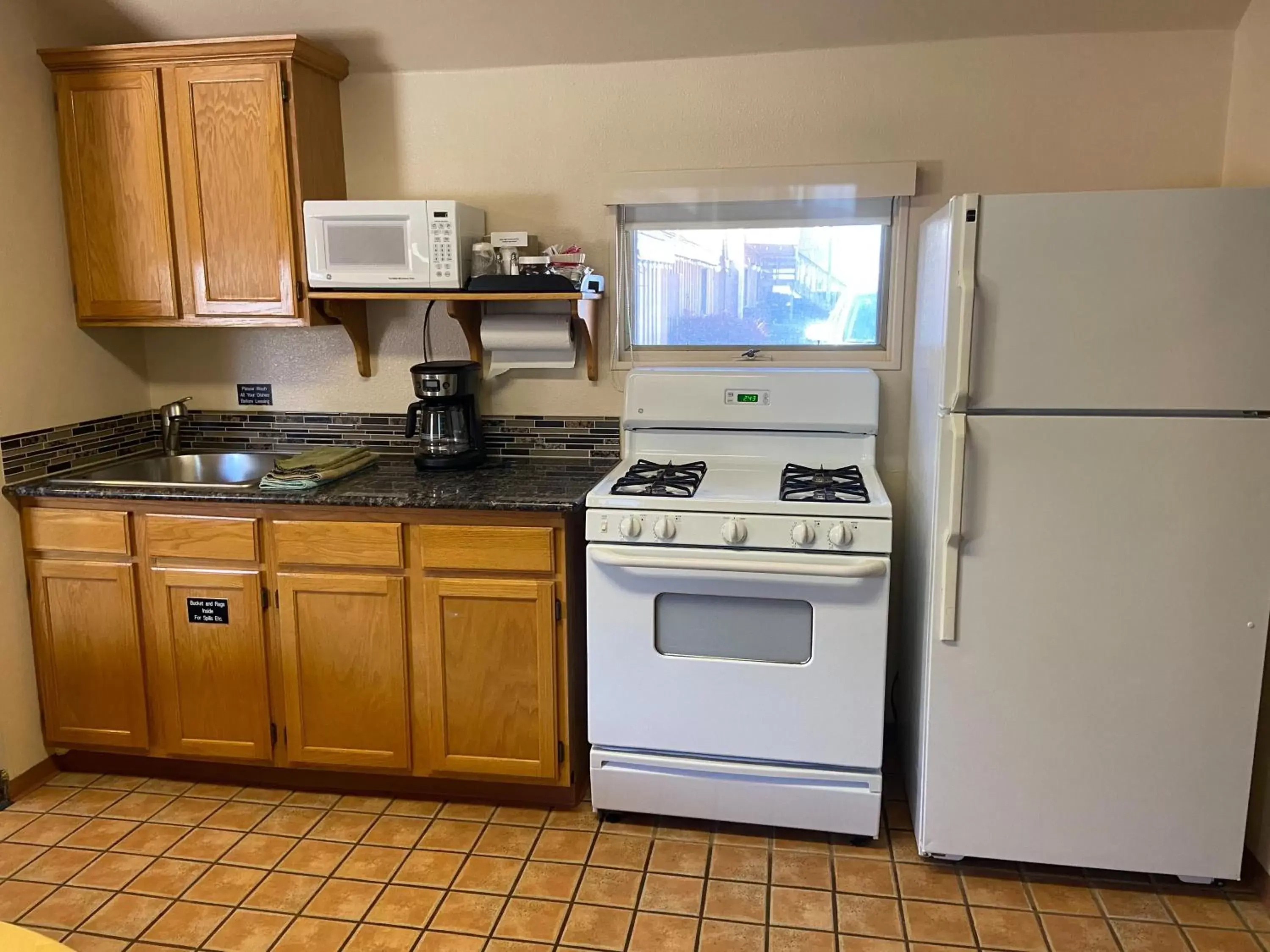 Kitchen/Kitchenette in Woodland Motel