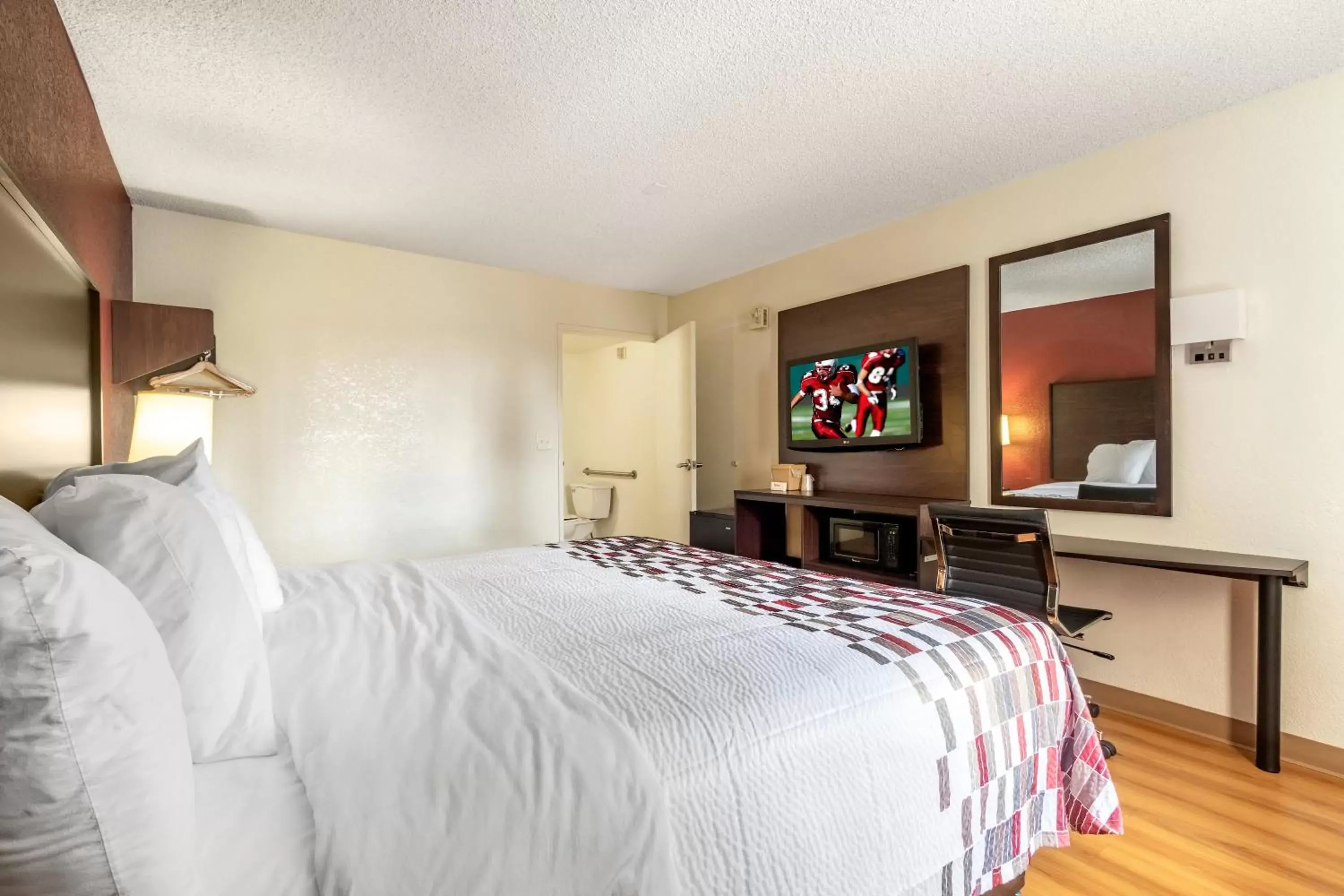 Photo of the whole room, Room Photo in Red Roof Inn Phoenix- Midtown