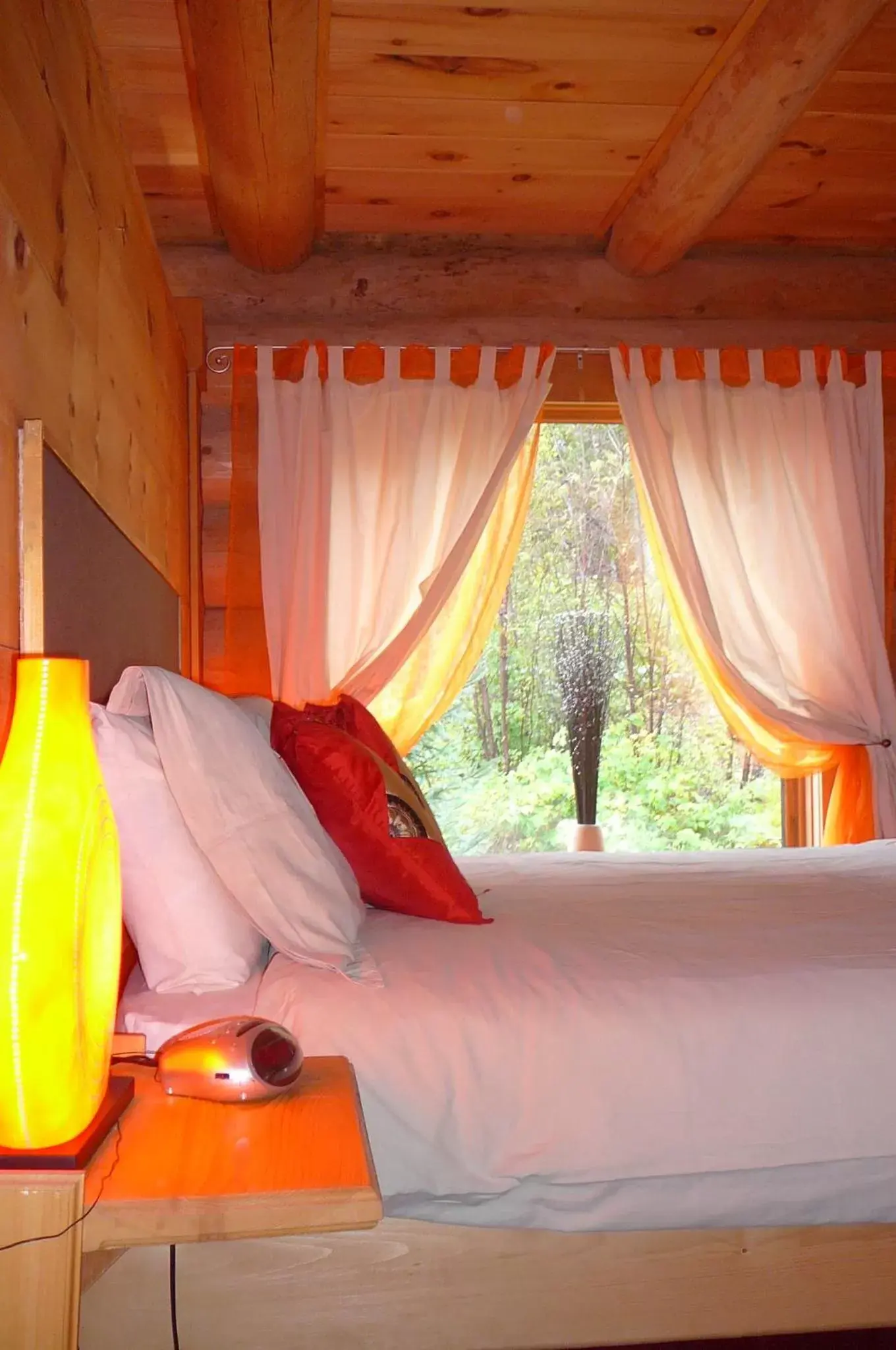 Bed in Auberge Couleurs de France