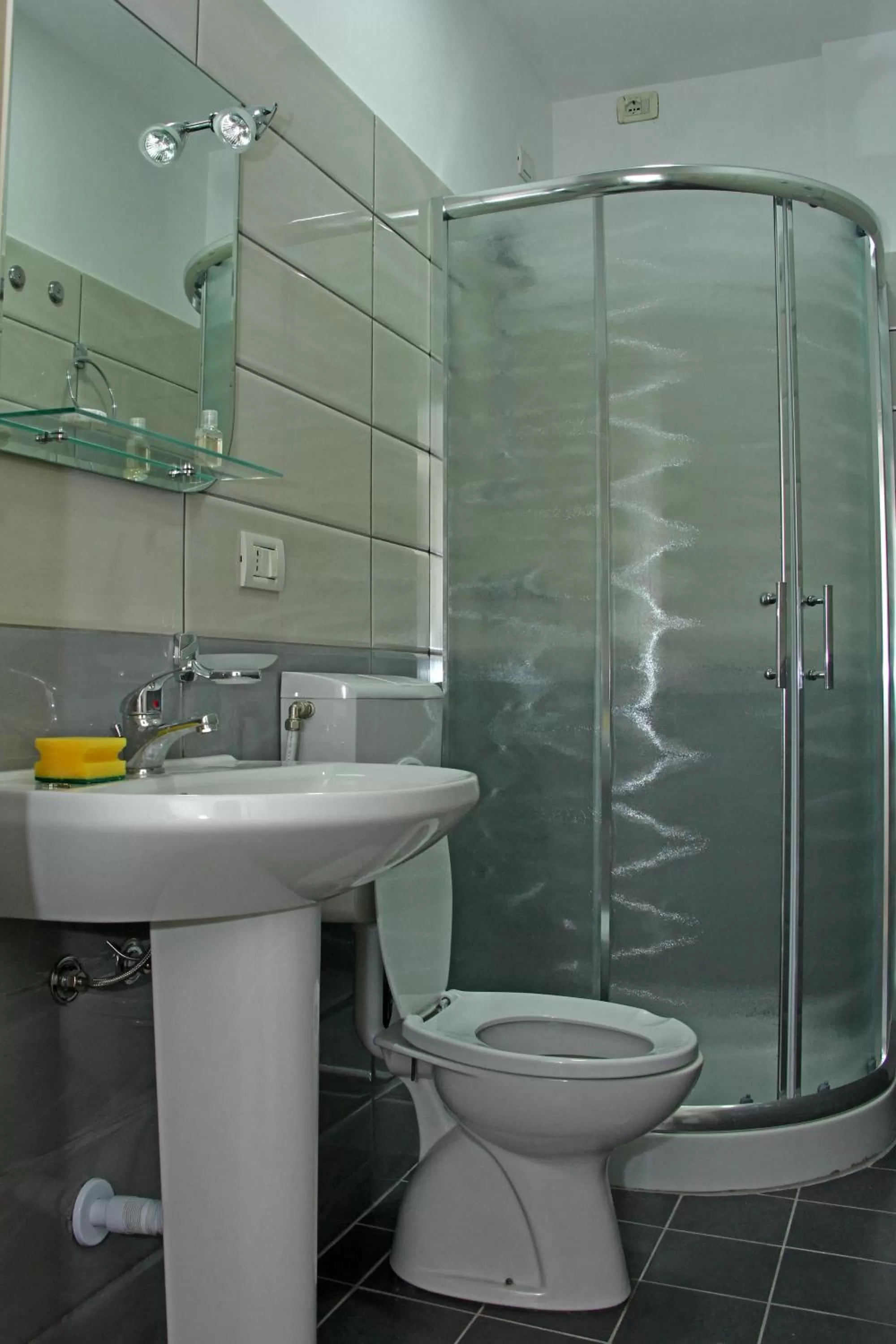 Shower, Bathroom in Hotel Vila Giorgio