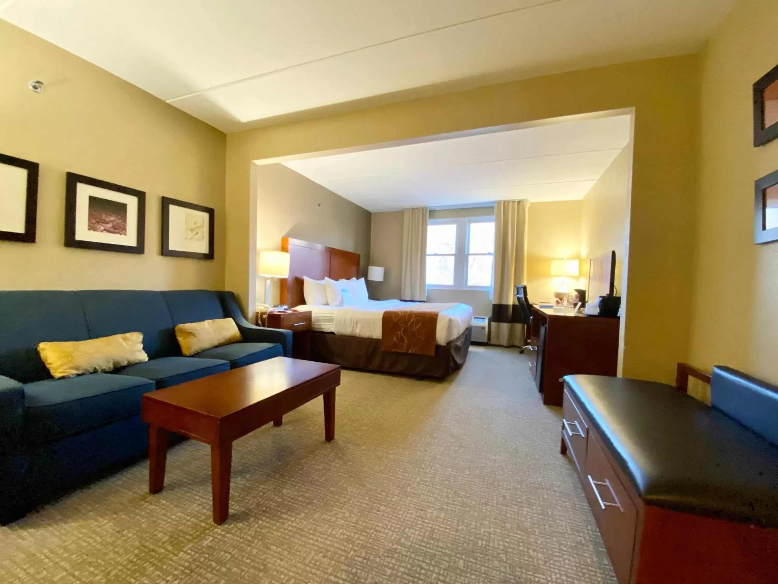 Bedroom in Comfort Suites Near Casinos Norwich-Uncasville