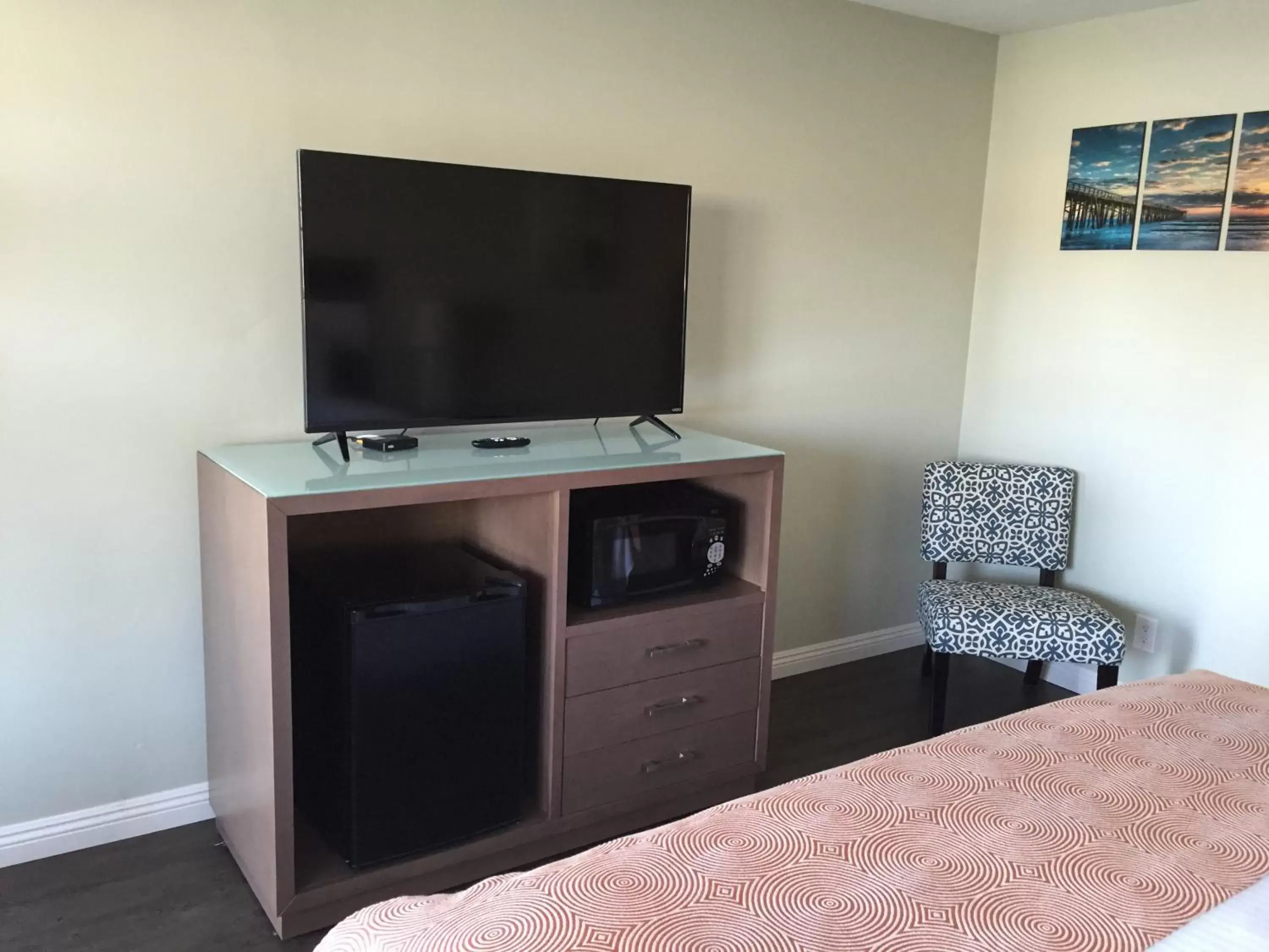 TV and multimedia, TV/Entertainment Center in The Atwood Hotel San Diego - SeaWorld/Zoo