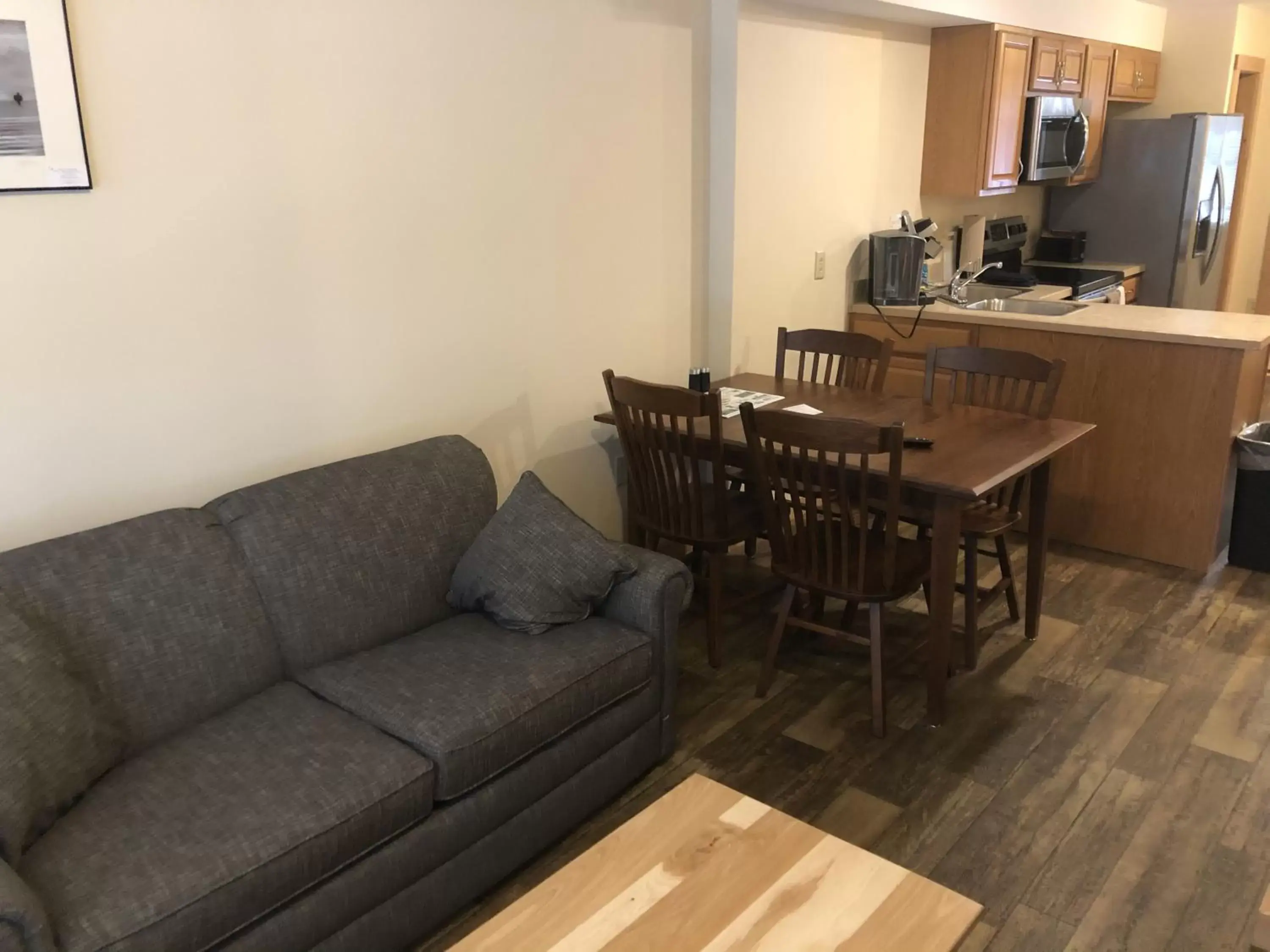 Kitchen or kitchenette, Seating Area in The Woods Inn