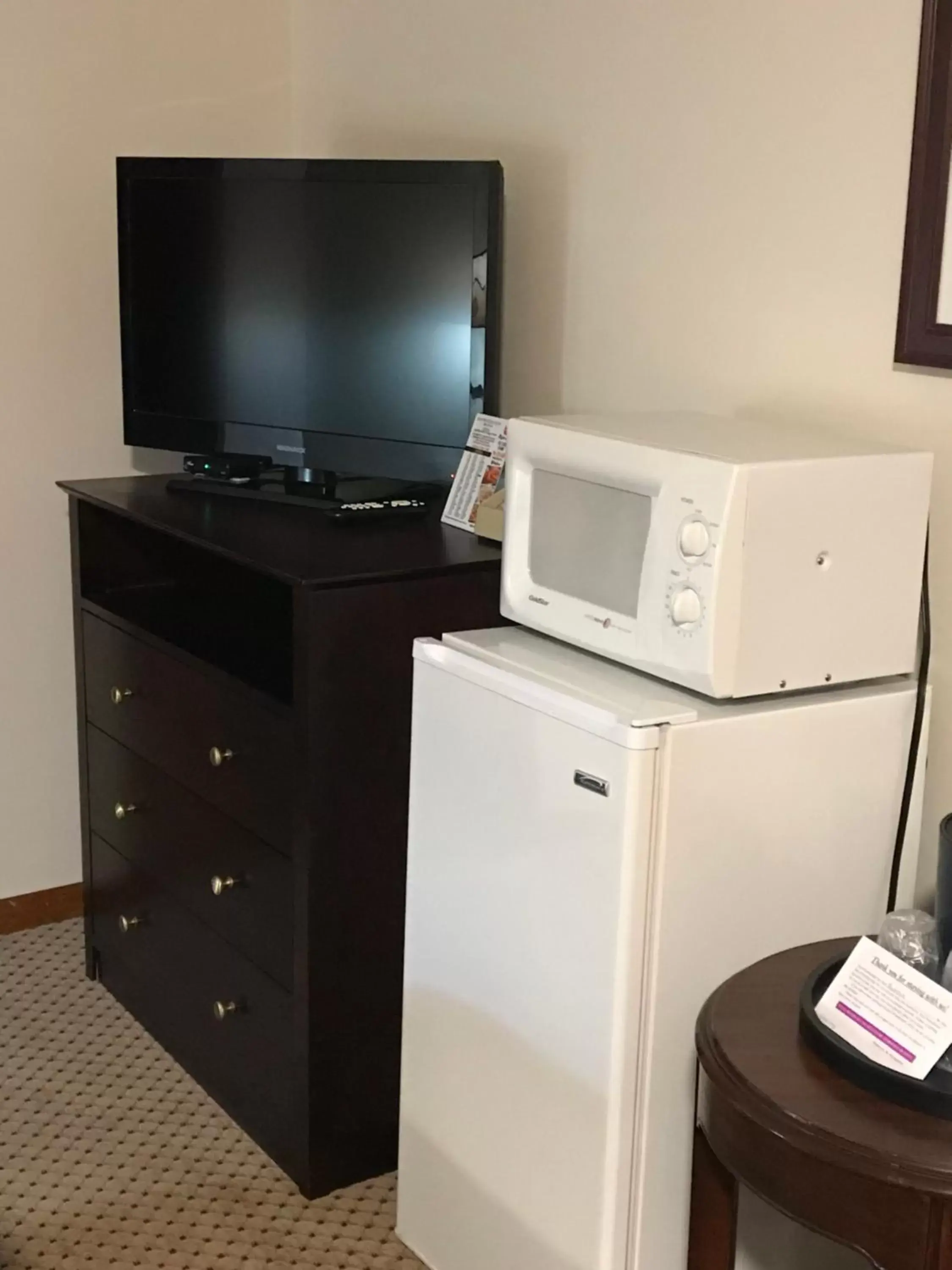 TV/Entertainment Center in Brentwood Motor Inn