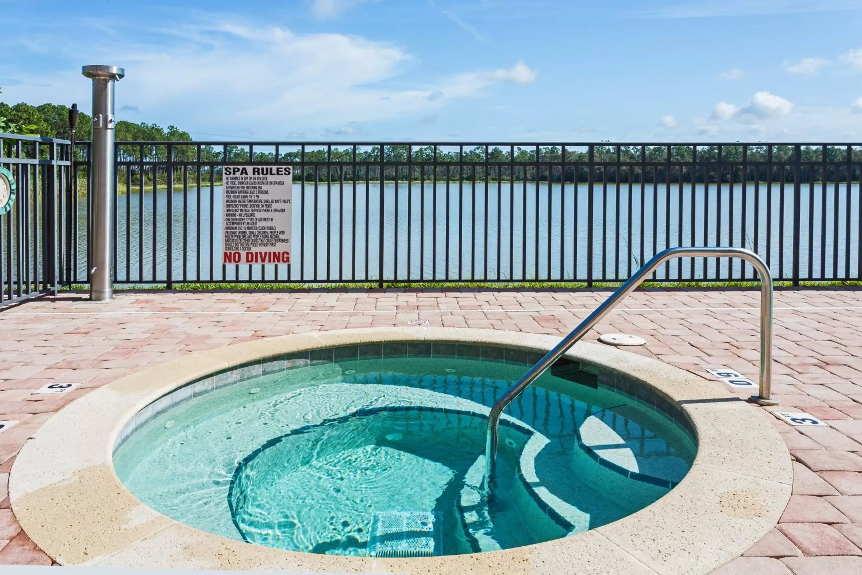Swimming Pool in Crowne Plaza Fort Myers Gulf Coast, an IHG Hotel