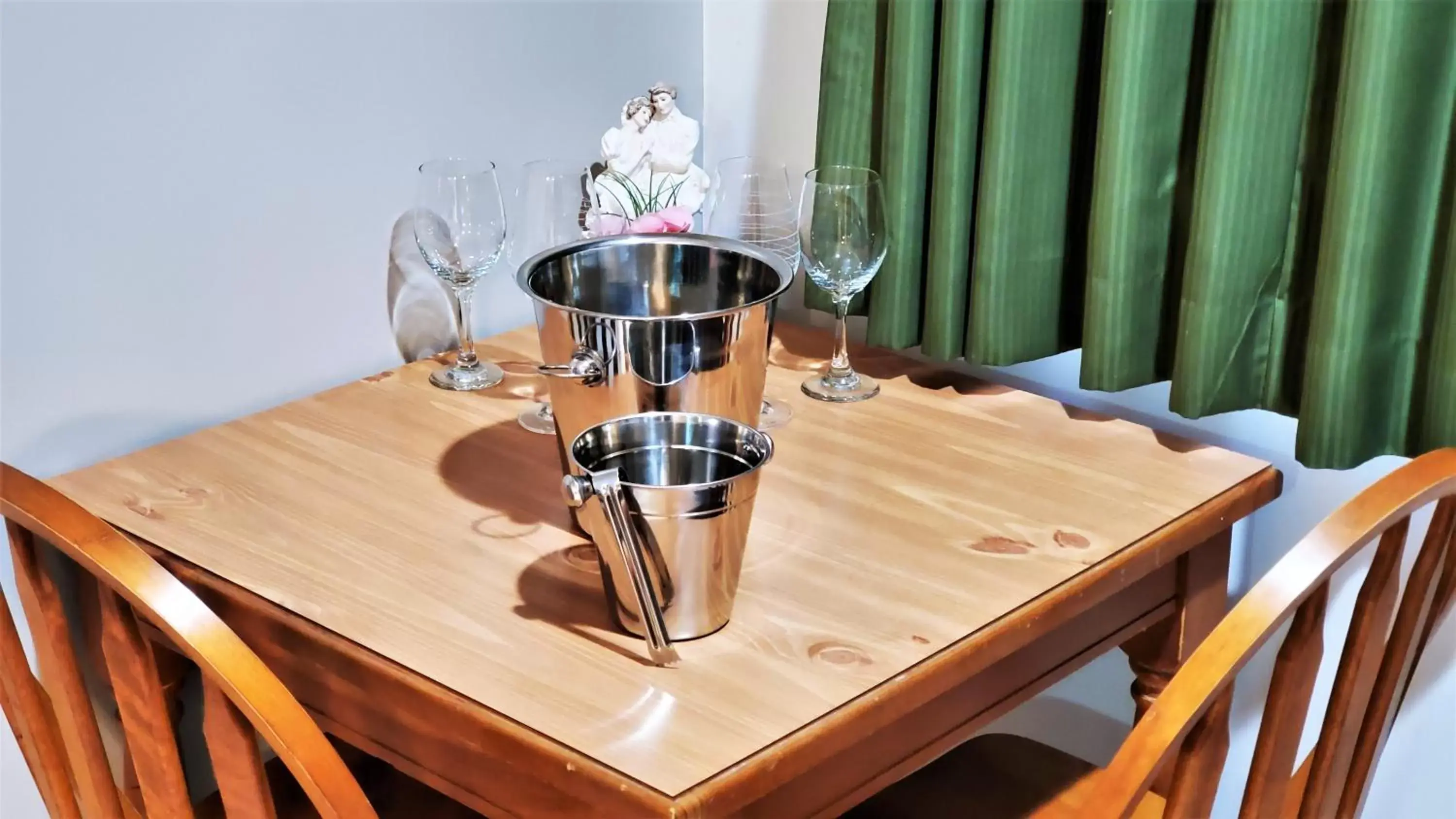 Food and drinks in Knights Inn Colonial Fireside Inn Food and drinks in Knights Inn Colonial Fireside Inn