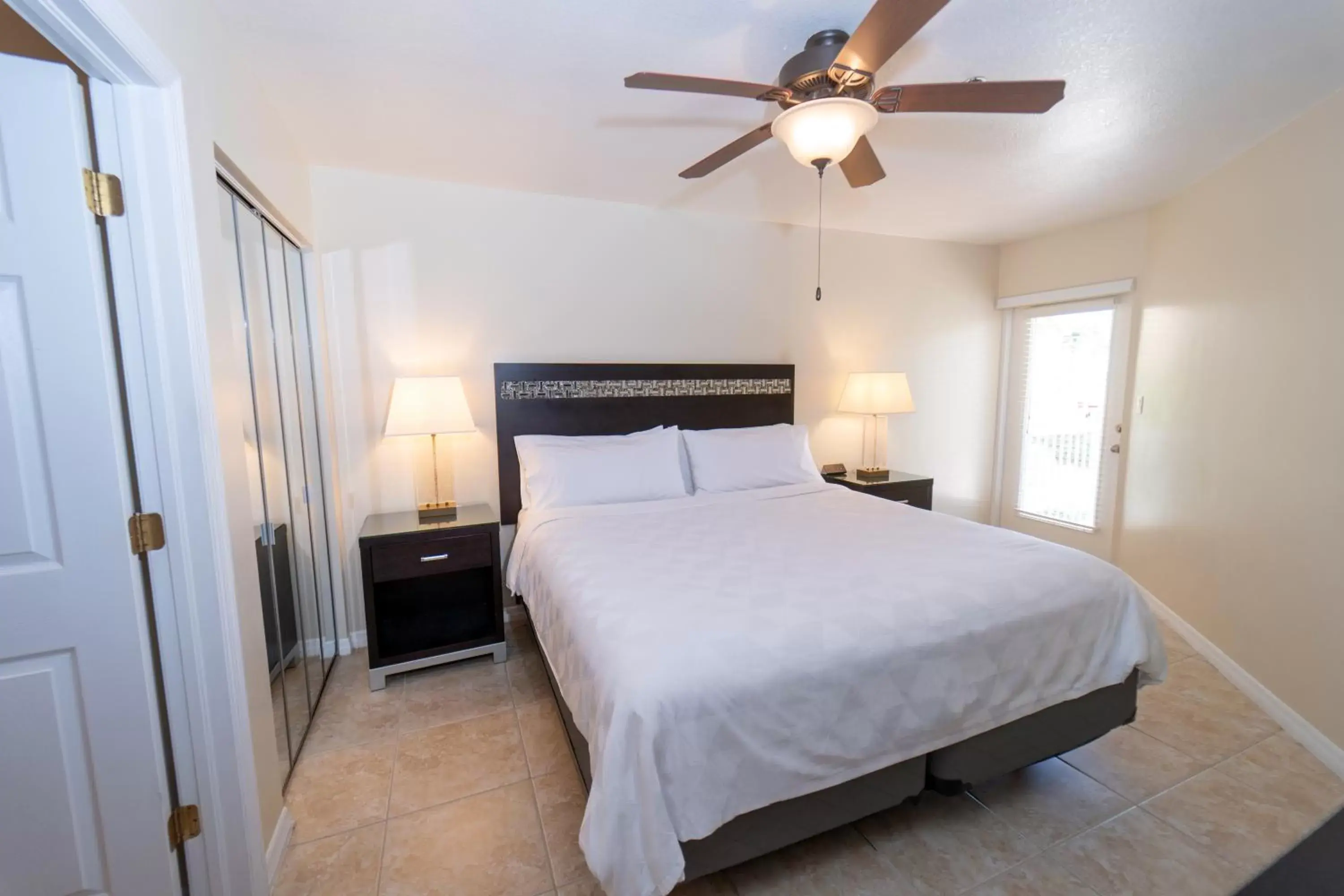 Bedroom, Bed in Holiday Inn Resort Grand Cayman, an IHG Hotel