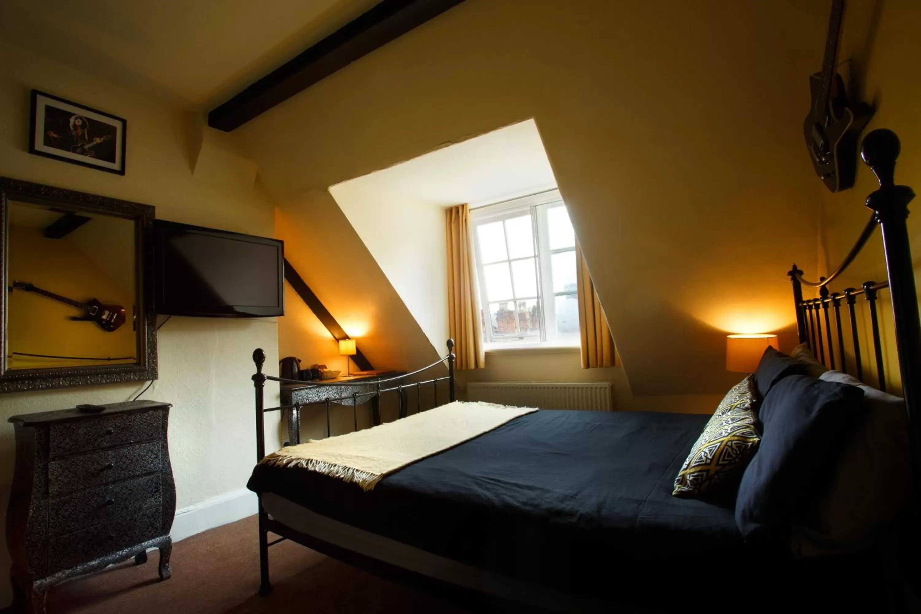 Bedroom, Bed in The Saddle Inn