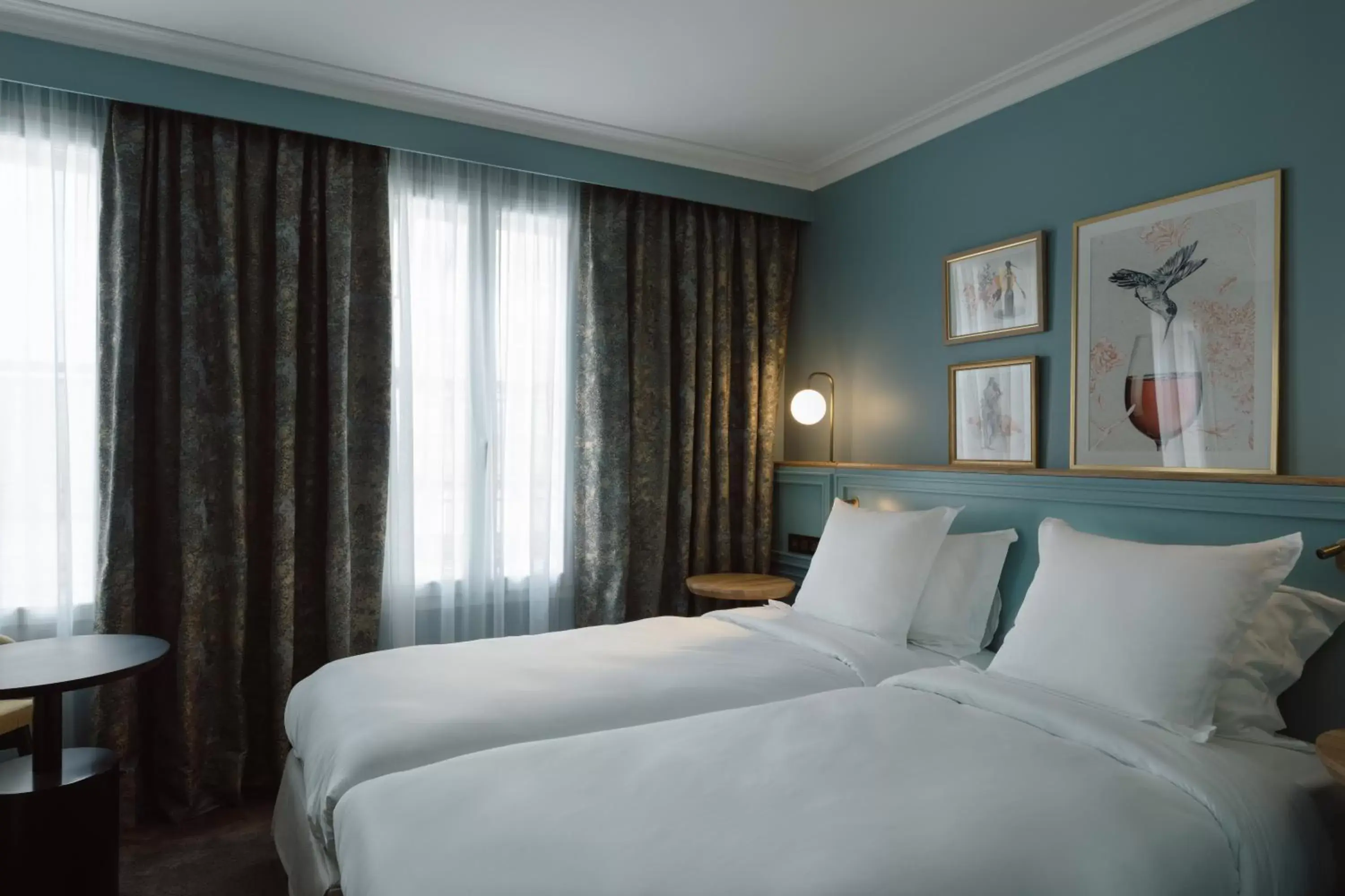 Shower, Bed in XO Hotel Paris