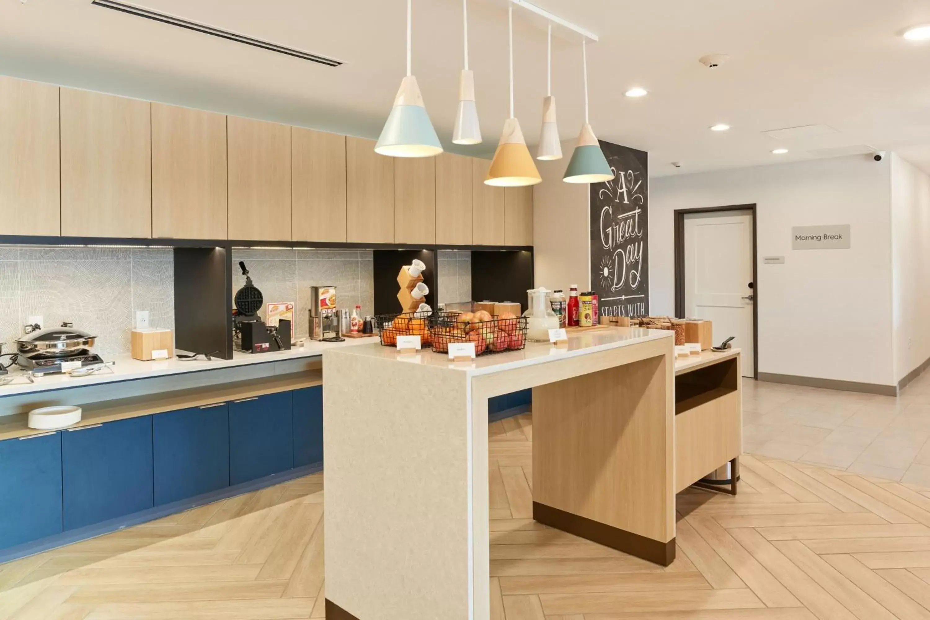 Breakfast, Kitchen/Kitchenette in TownePlace Suites by Marriott Hixson