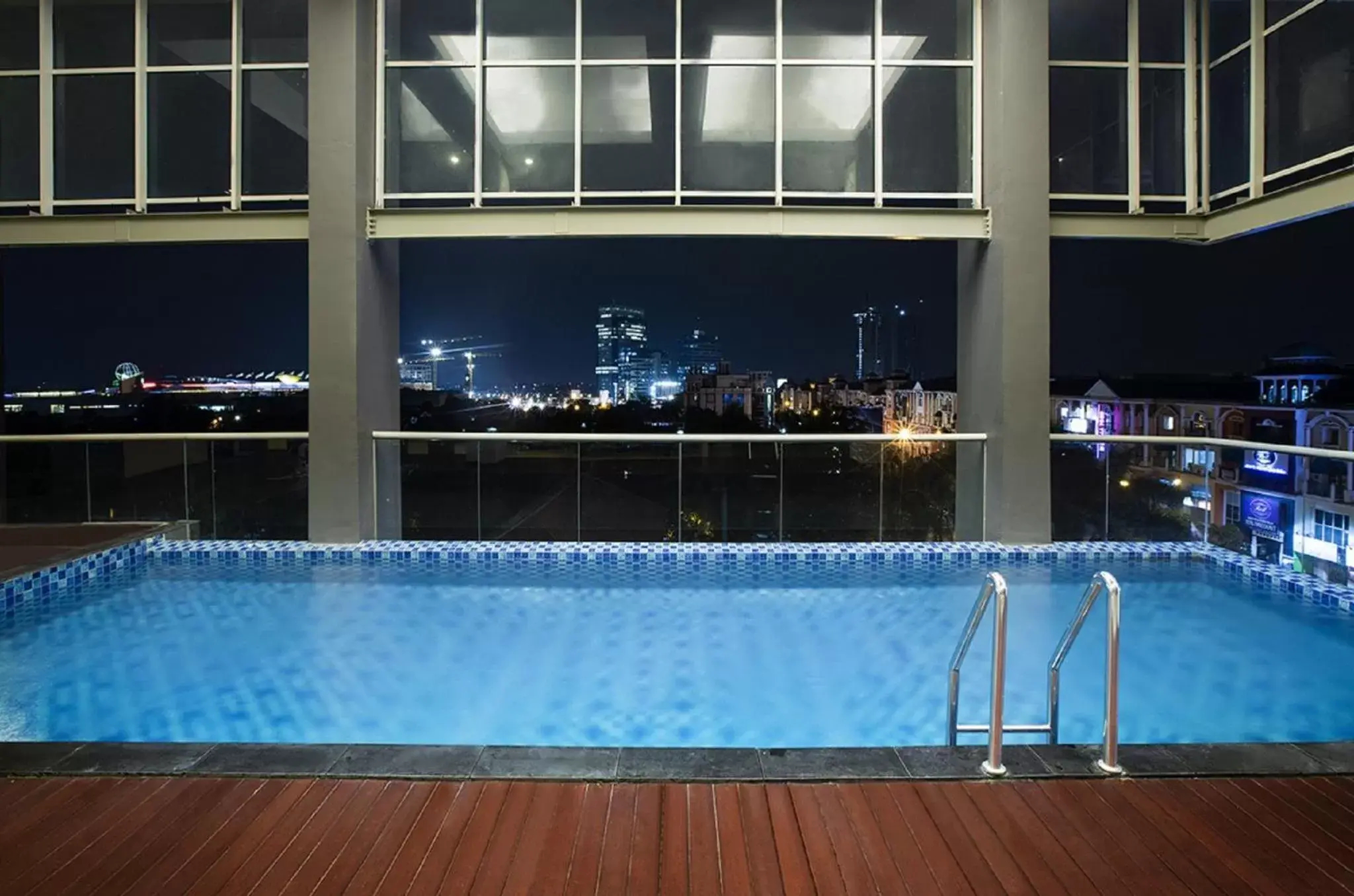 Swimming Pool in ASTON Bellevue Radio Dalam