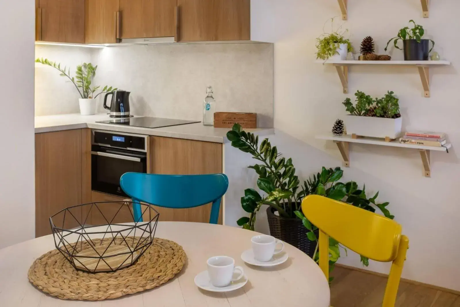 Kitchen or kitchenette, Kitchen/Kitchenette in 4 Trees Apartments by Adrez Living