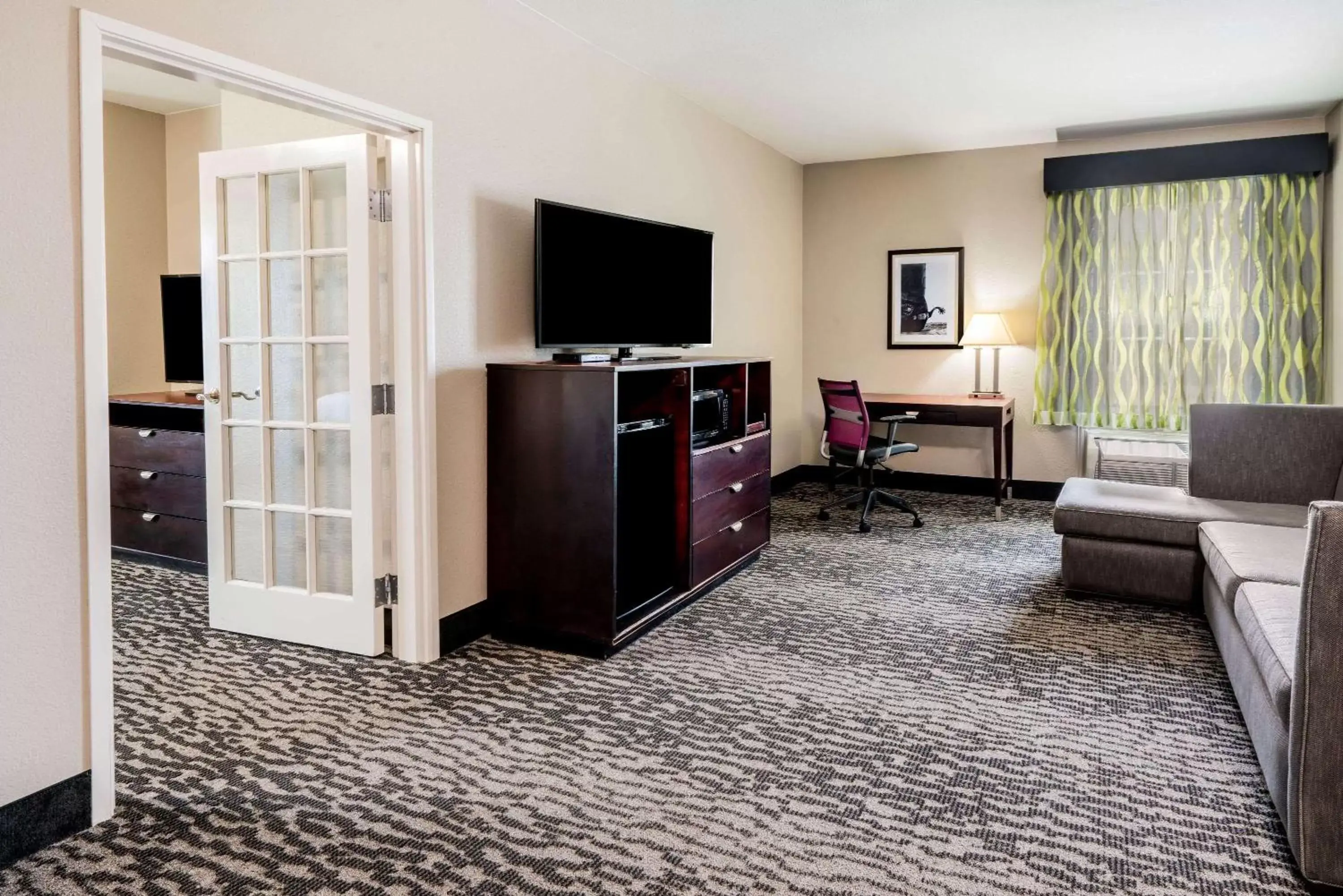 Photo of the whole room, TV/Entertainment Center in La Quinta by Wyndham DFW Airport West - Bedford